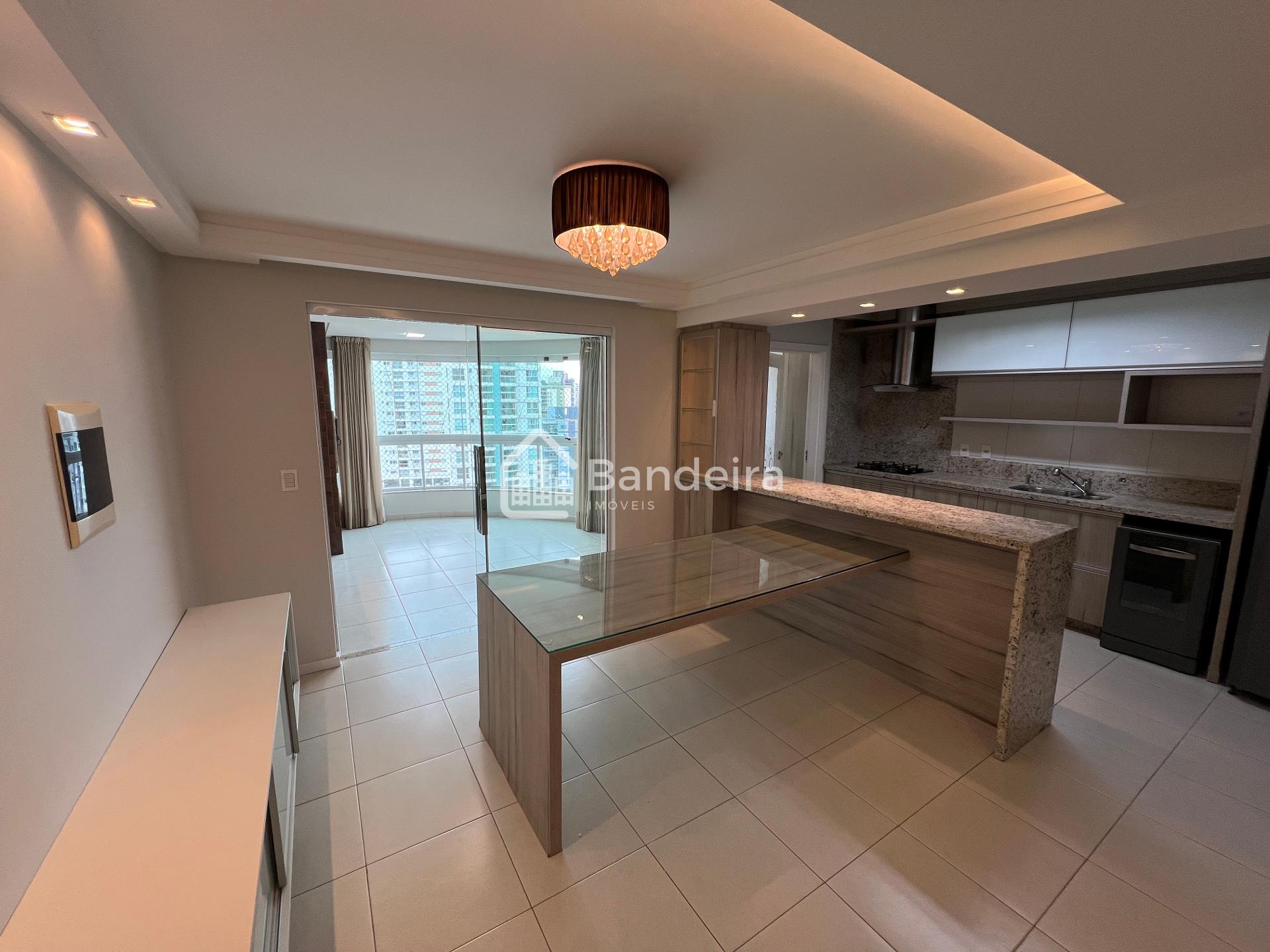Apartamento na rua XV de Novembro no Centro da Cidade com três...