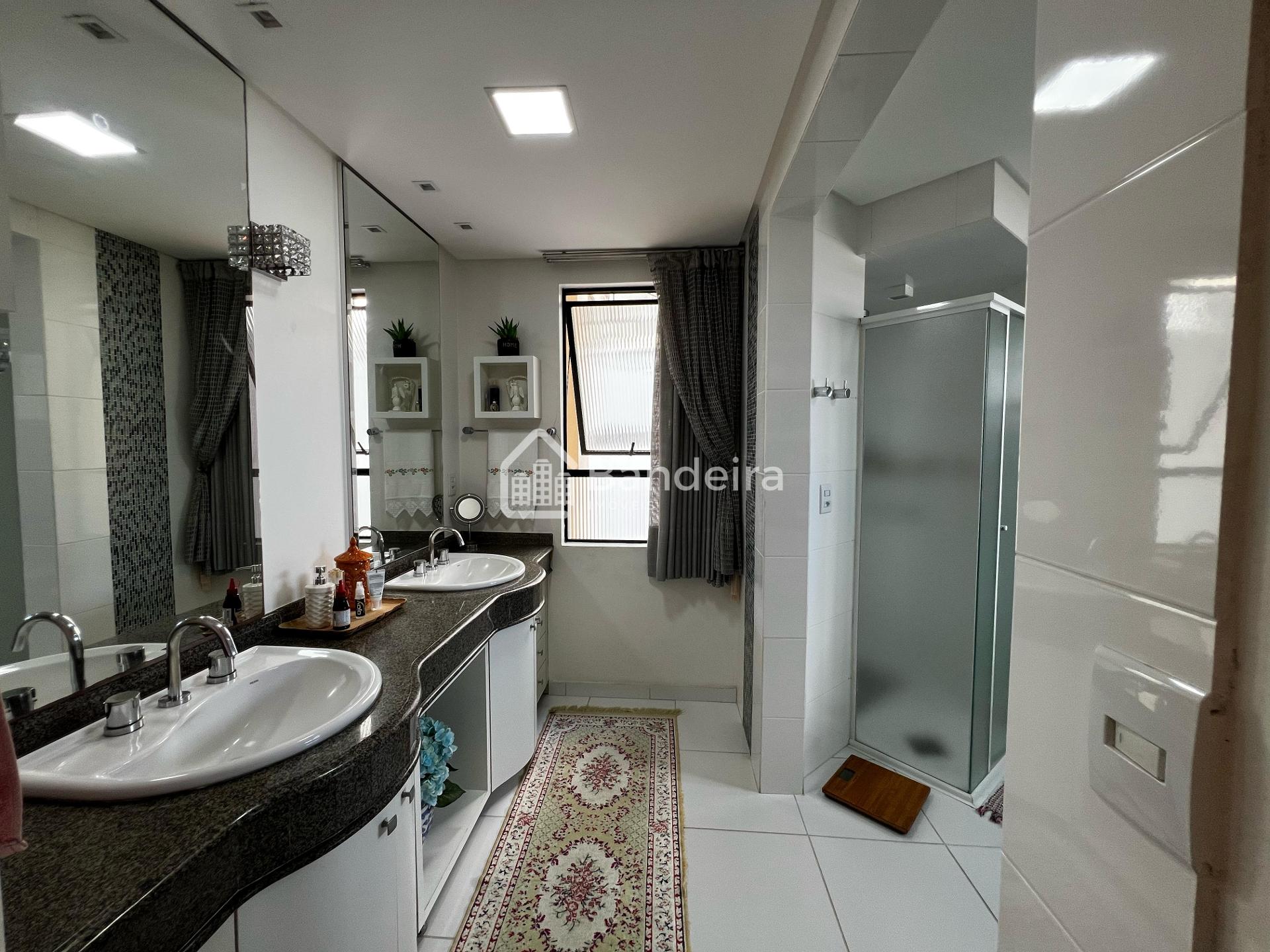 Apartamento Rua Camboriú, com mais de 296m2, todo mobiliado.