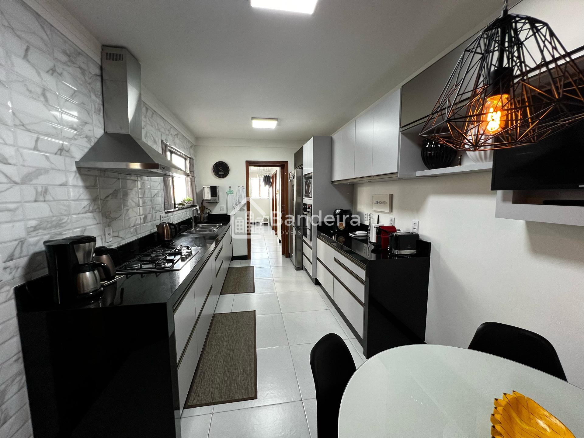 Apartamento Rua Camboriú, com mais de 296m2, todo mobiliado.