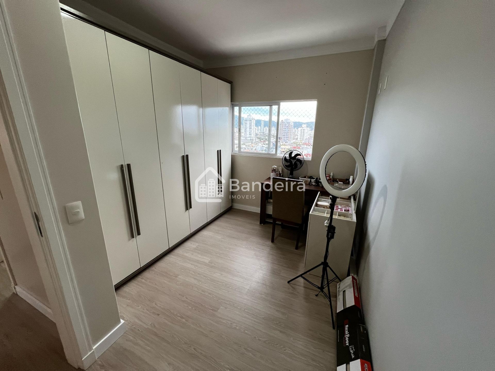 Apartamento à venda São João Itajaí três quarto suíte hidromas...