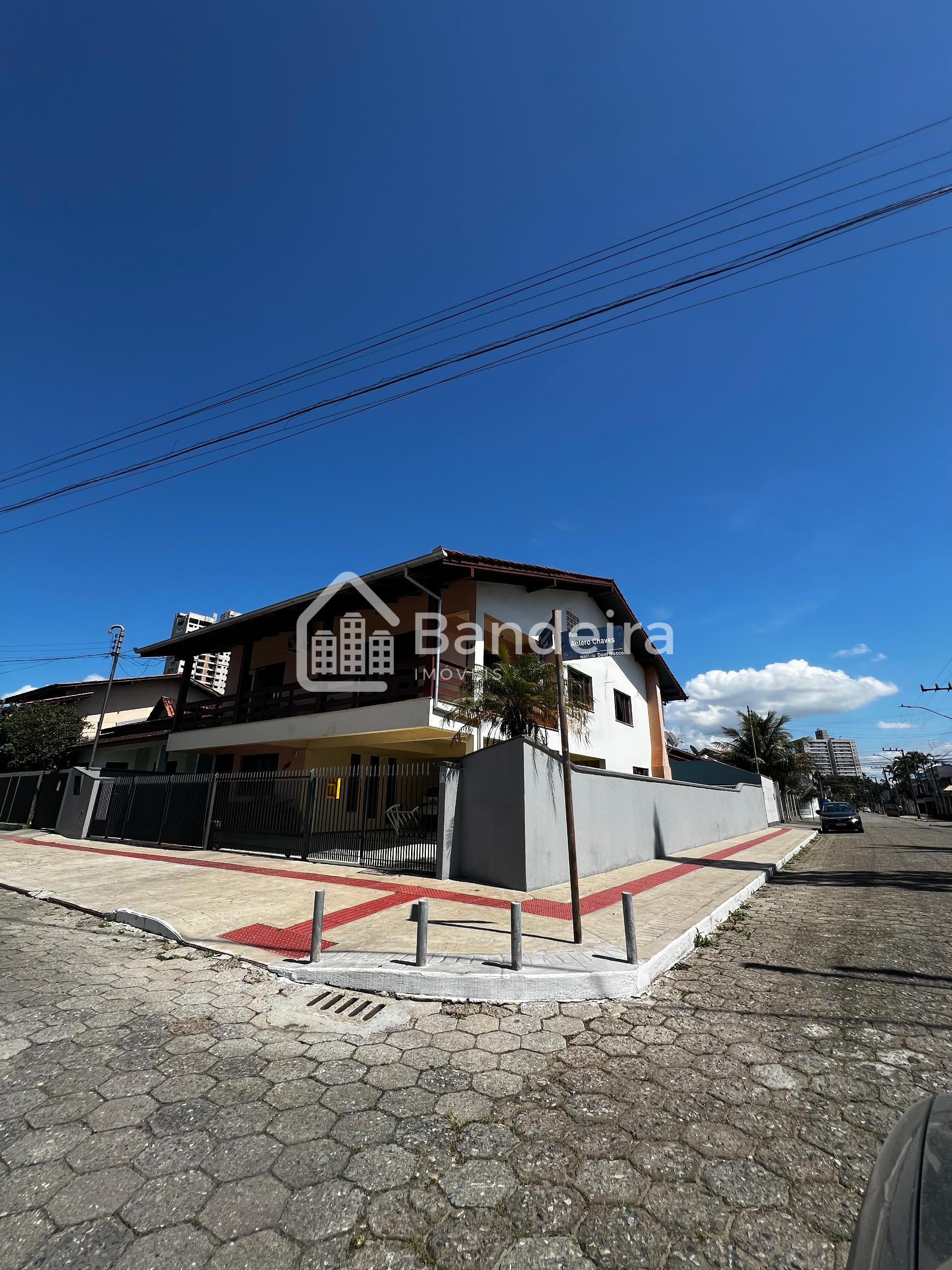 Casa Com Piscina á venda no Bairro Dom Bosco próximo a rua Ind...