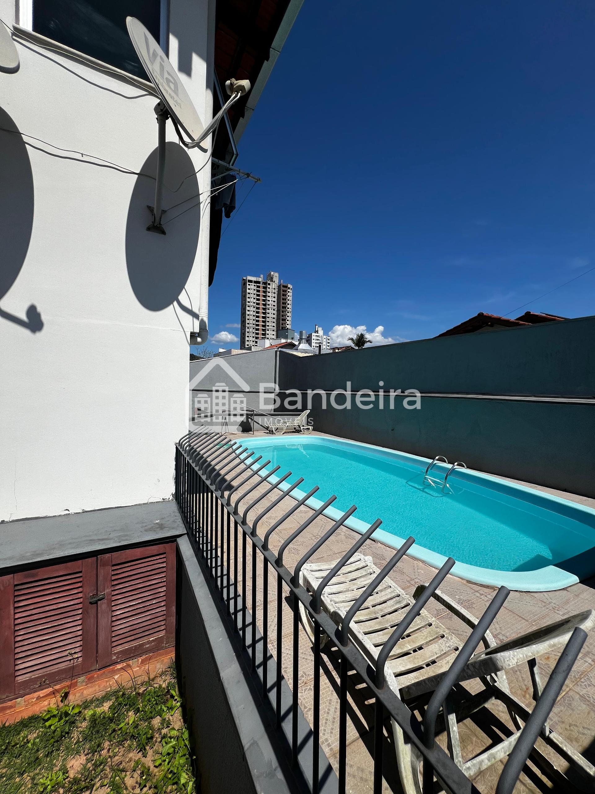 Casa Com Piscina á venda no Bairro Dom Bosco próximo a rua Ind...