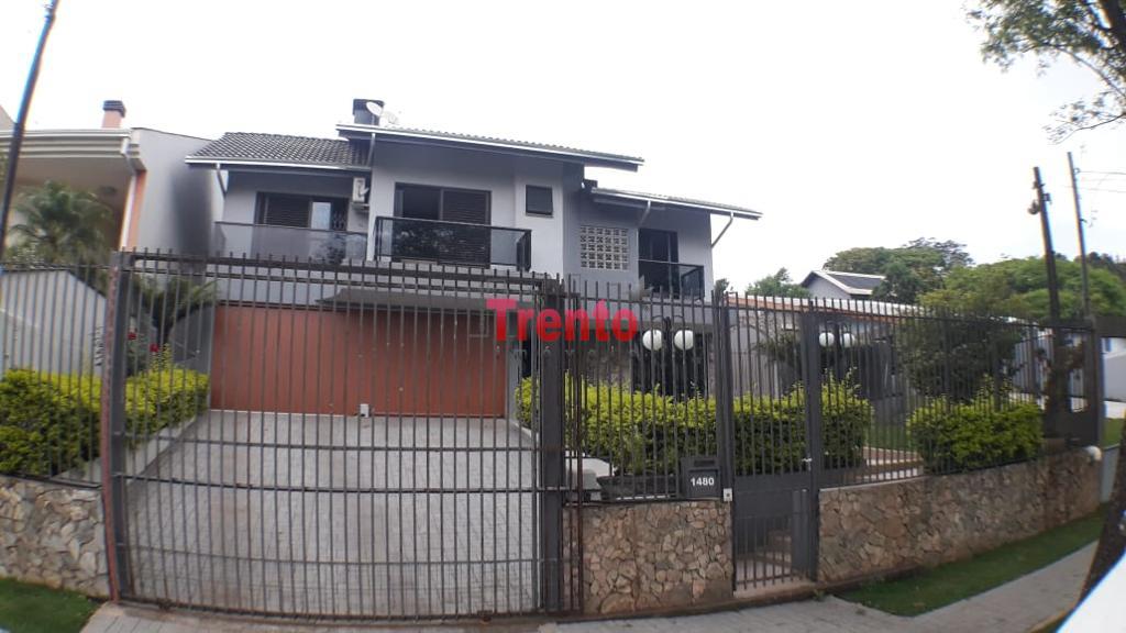CASA COM PISCINA À VENDA NO BAIRRO PARZIANELLO, PATO BRANCO