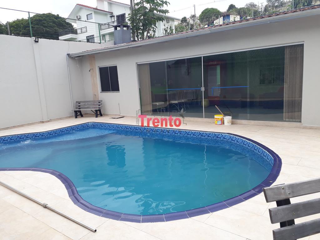 CASA COM PISCINA À VENDA NO BAIRRO PARZIANELLO, PATO BRANCO