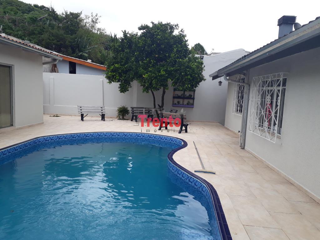 CASA COM PISCINA À VENDA NO BAIRRO PARZIANELLO, PATO BRANCO