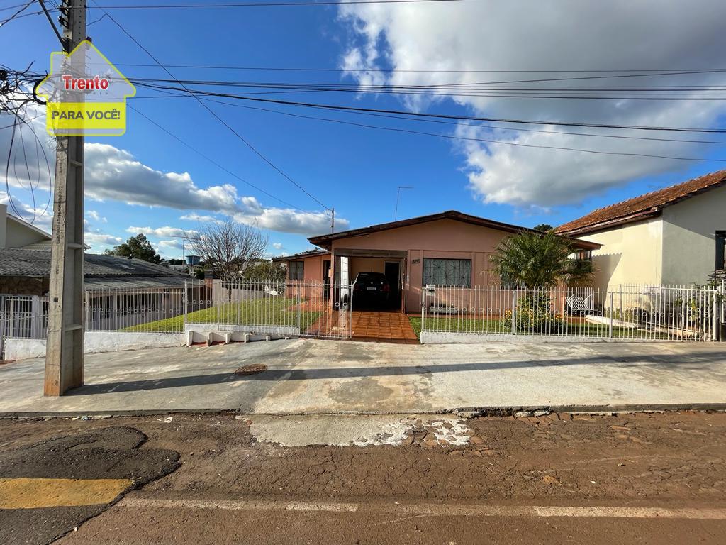 CASA NO CENTRO DE VITORINO - PR.