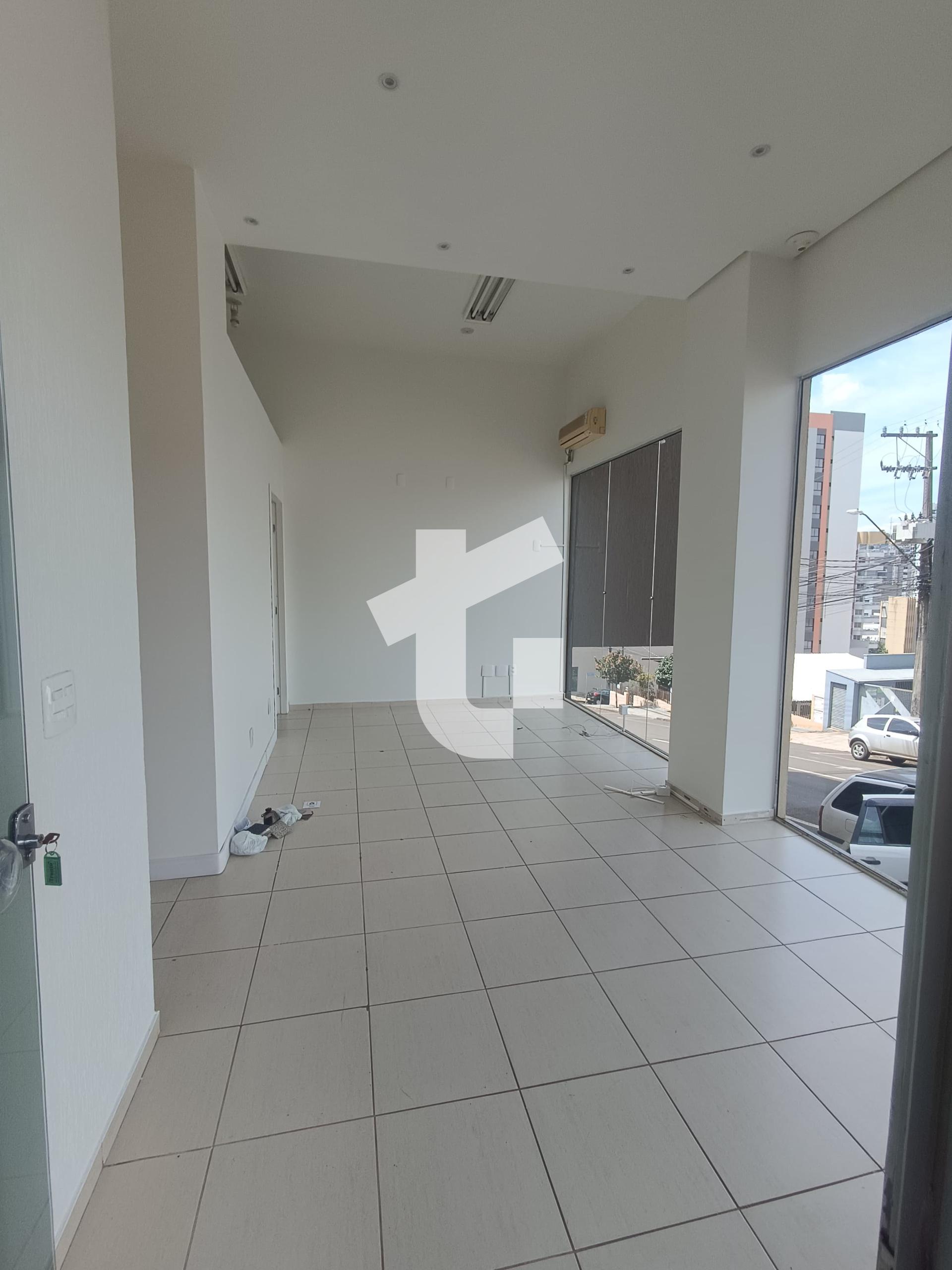 SALA COMERCIAL TÉRREA DE ESQUINA PARA LOCAÇÃO NO CENTRO DE PAT...