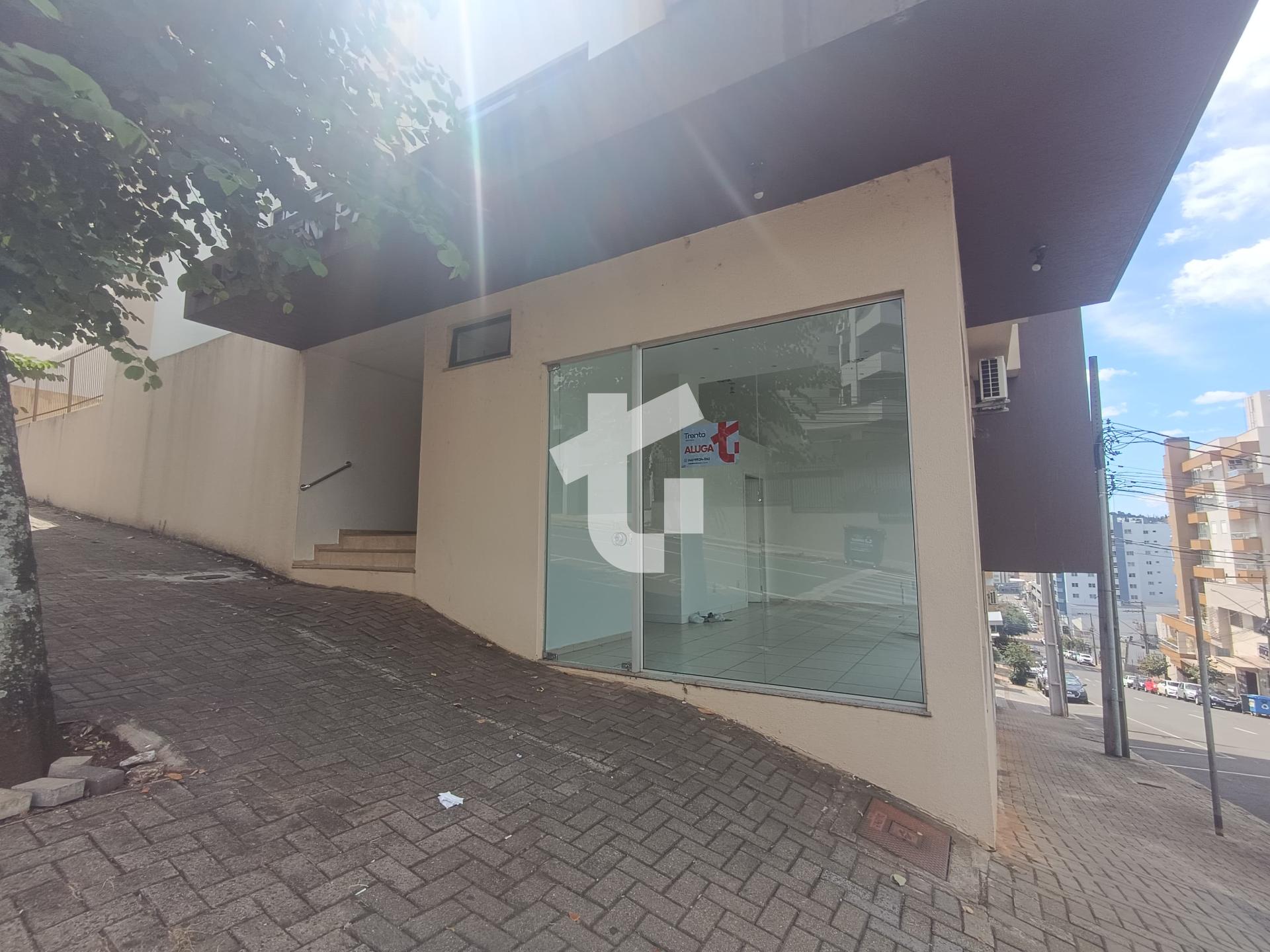 SALA COMERCIAL TÉRREA DE ESQUINA PARA LOCAÇÃO NO CENTRO DE PAT...
