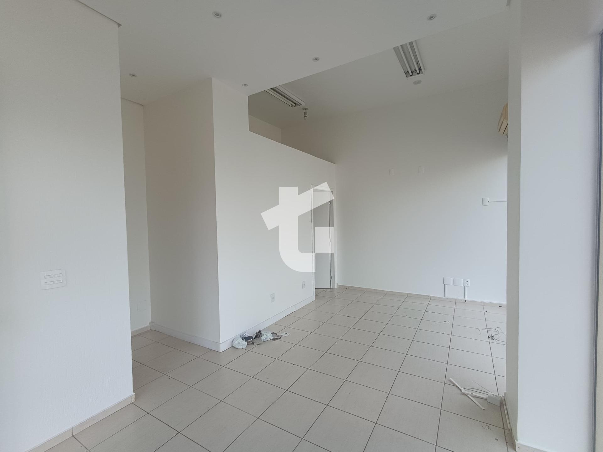 SALA COMERCIAL TÉRREA DE ESQUINA PARA LOCAÇÃO NO CENTRO DE PAT...