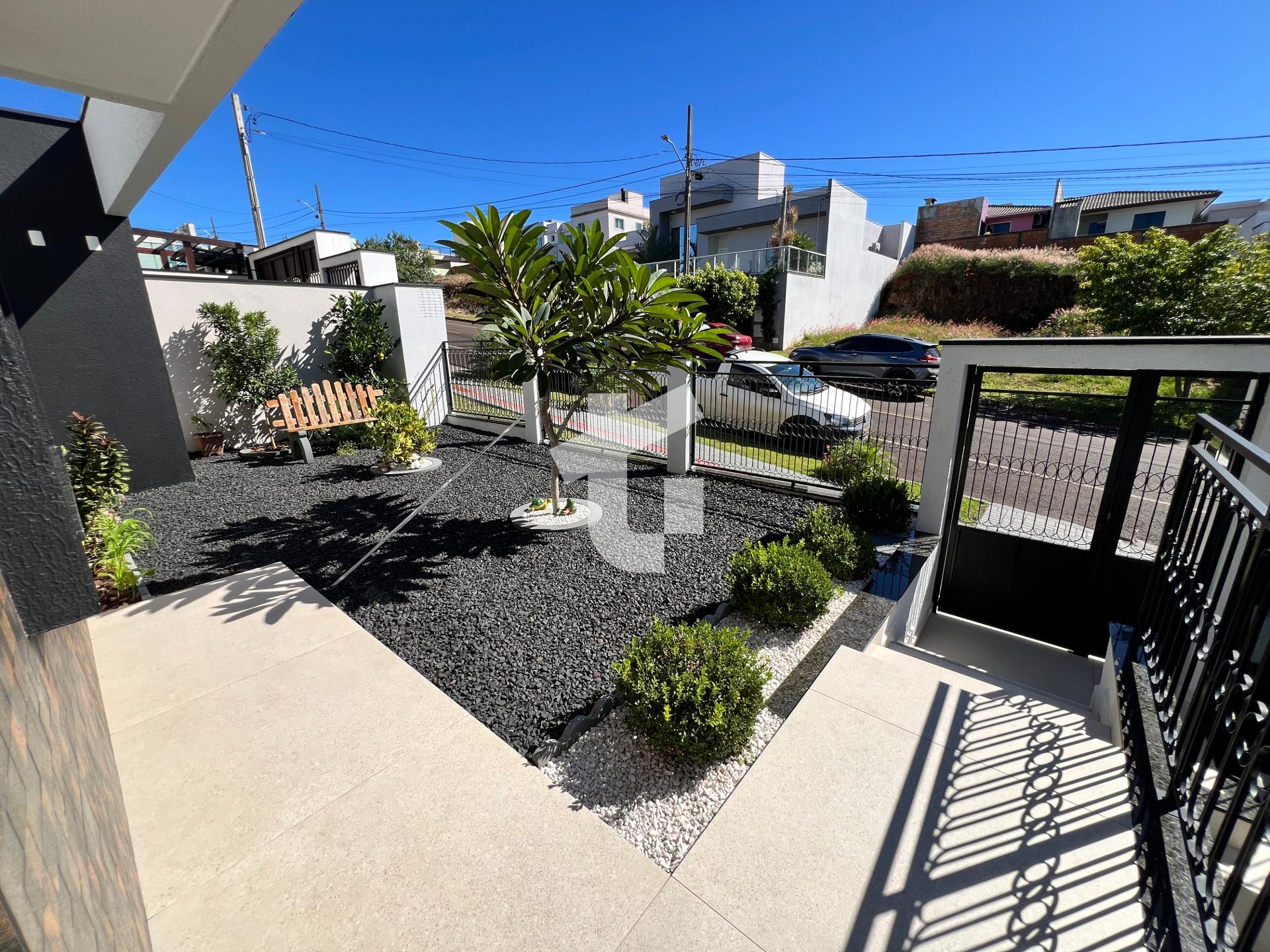 CASA SEMIMOBILIADA EM ACABAMENTO DE PRIMEIRA - FRARON - PATO B...