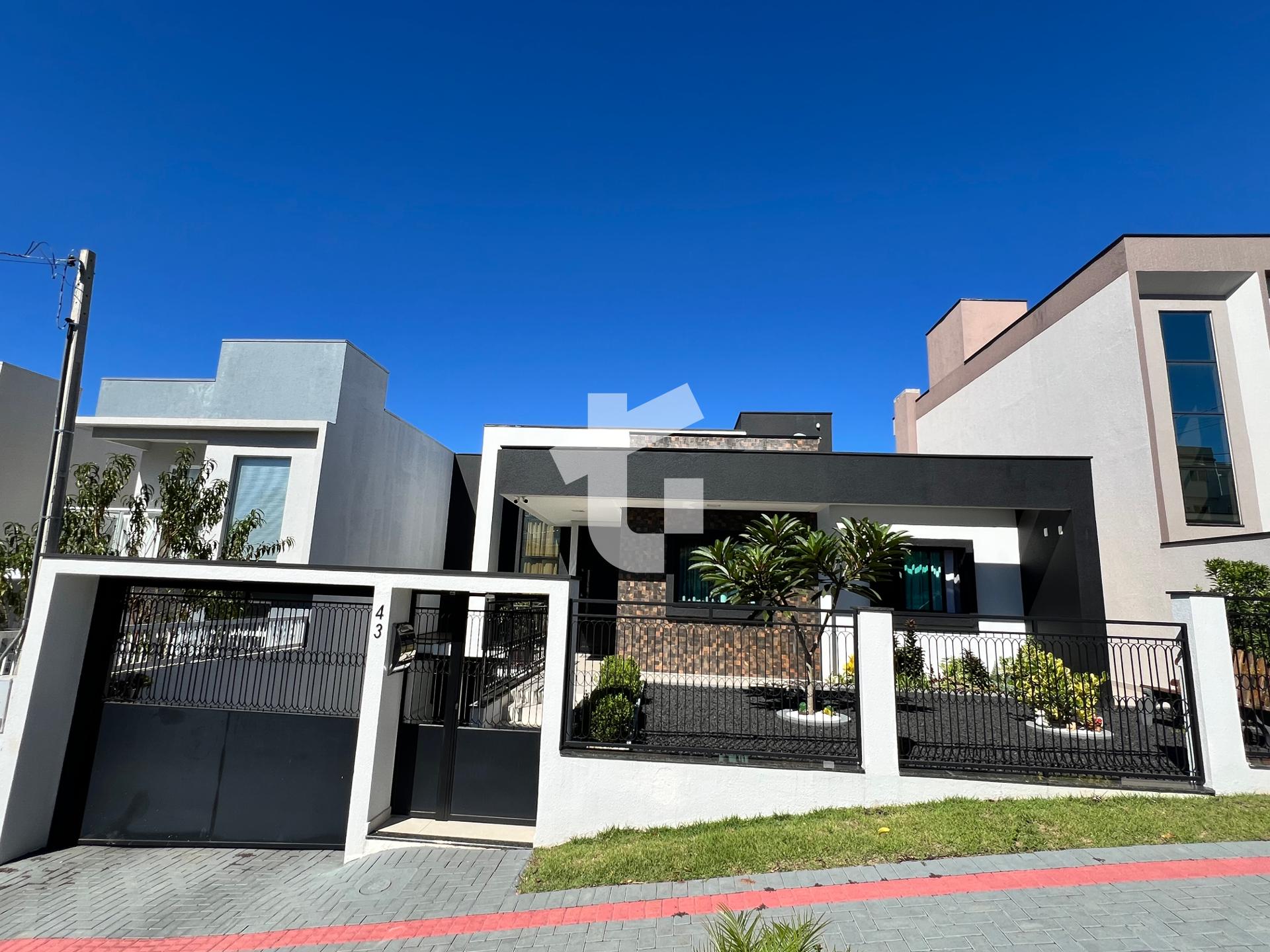 CASA SEMIMOBILIADA EM ACABAMENTO DE PRIMEIRA - FRARON - PATO B...