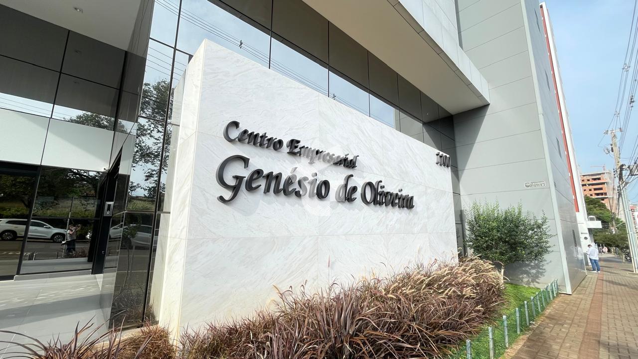 SALAS COMERCIAIS NO CENTRO EMPRESARIAL GENÉSIO DE OLIVEIRA À V...