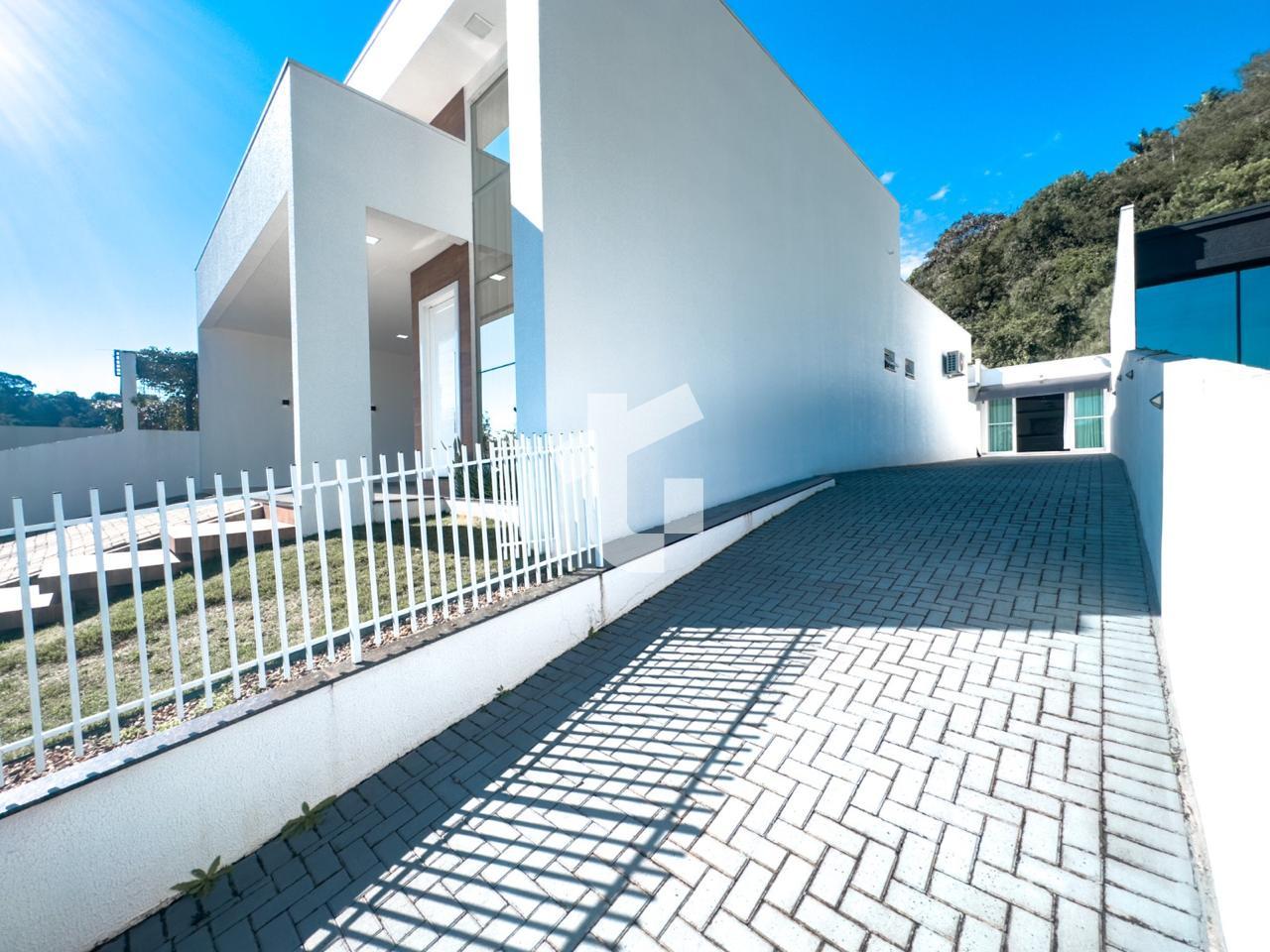 DUAS CASAS À VENDA EM UM ÚNICO TERRENO - BAIRRO INDUSTRIAL II,...