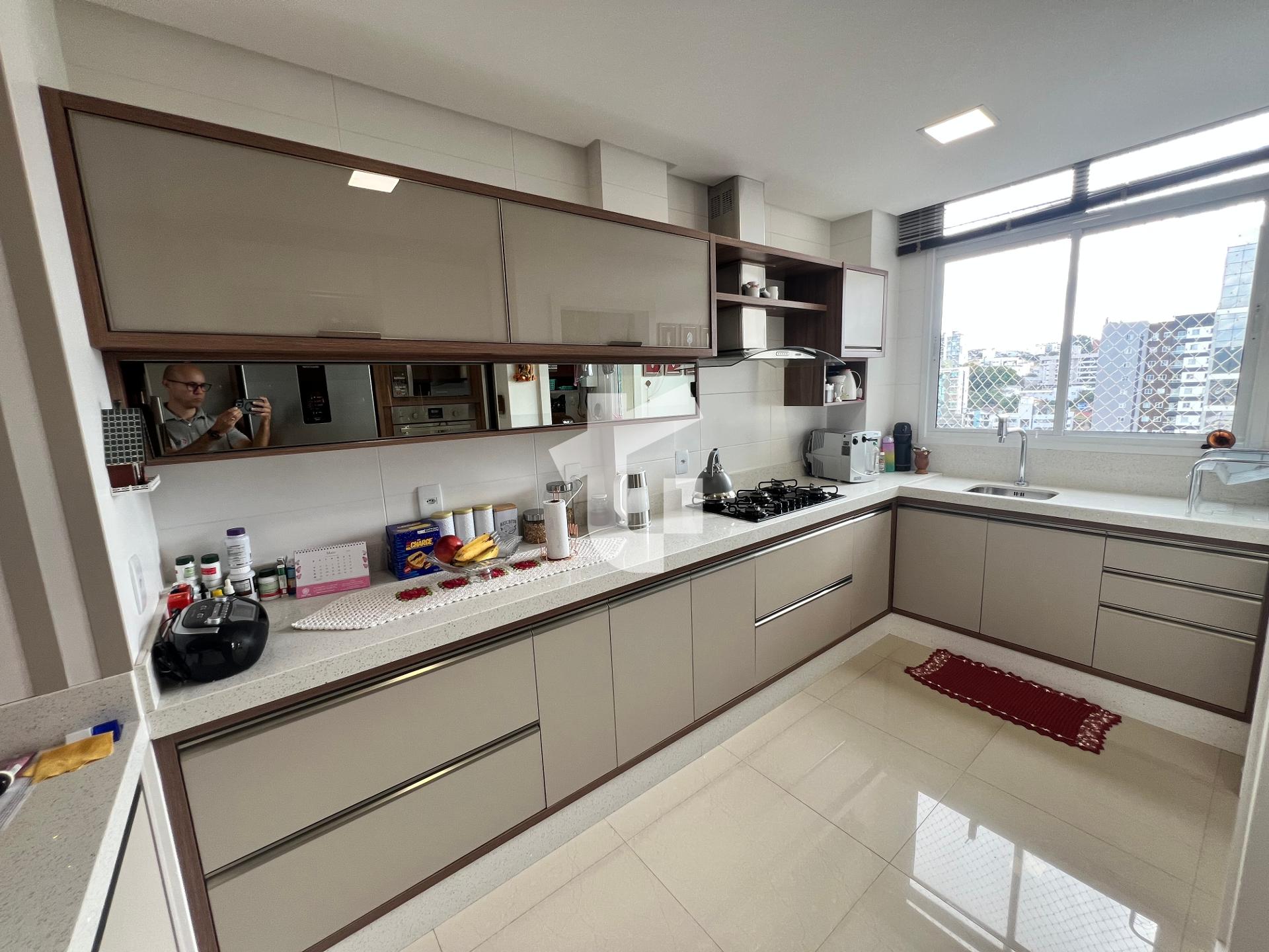 EXCELENTE APARTAMENTO SEMIMOBILIADO À VENDA, ED. VEGA - CENTRO...