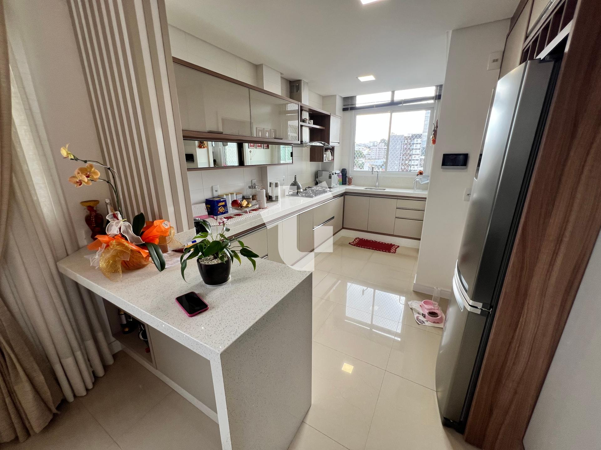 EXCELENTE APARTAMENTO SEMIMOBILIADO À VENDA, ED. VEGA - CENTRO...