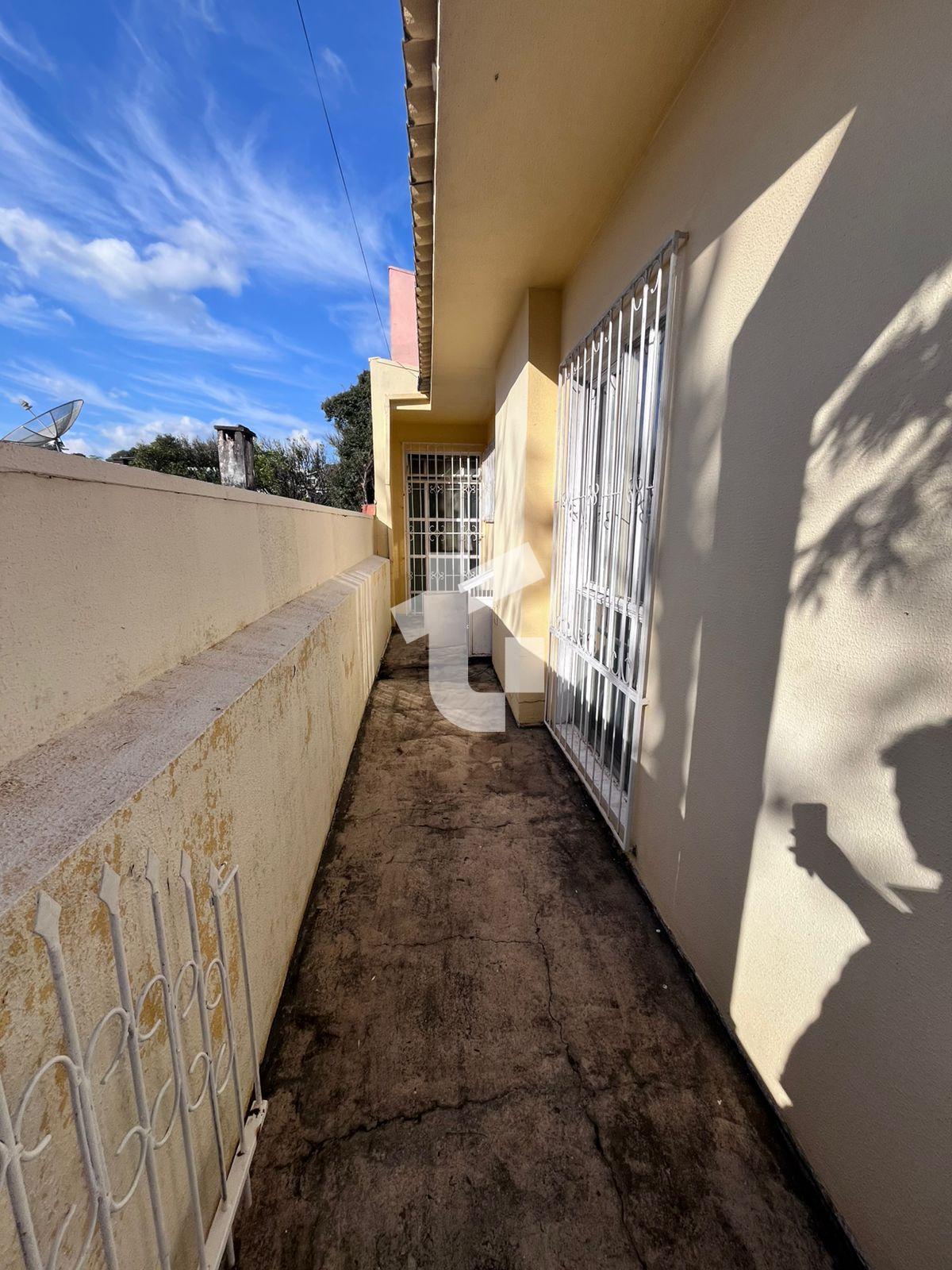CASA TÉRREA SEMIMOBILIADA PARA LOCAÇÃO NO BAIRRO LA SALLE, PAT...