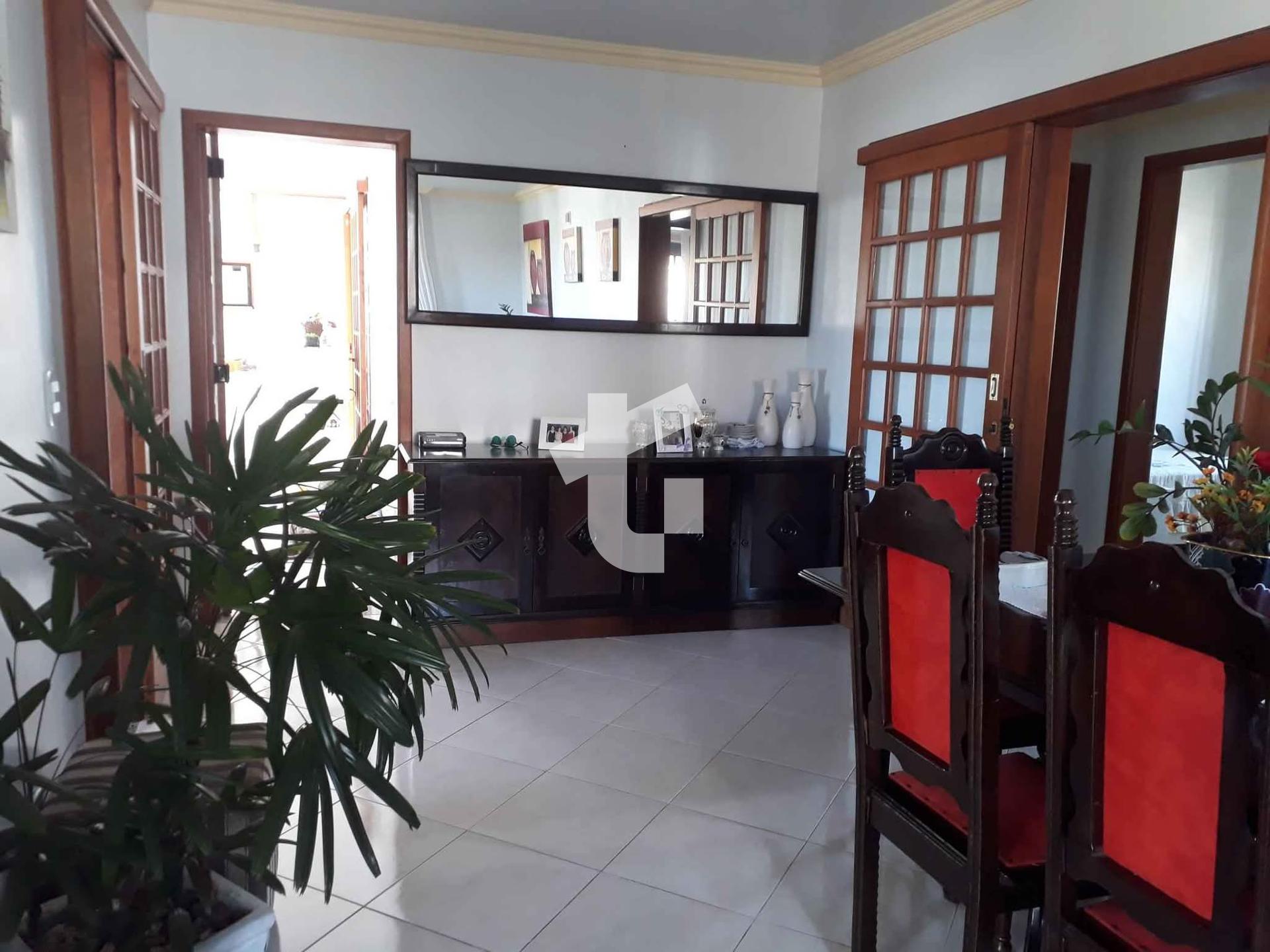 CASA À VENDA, COM 1 SUÍTE E 2 QUARTOS NO CENTRO, PATO BRANCO - PR