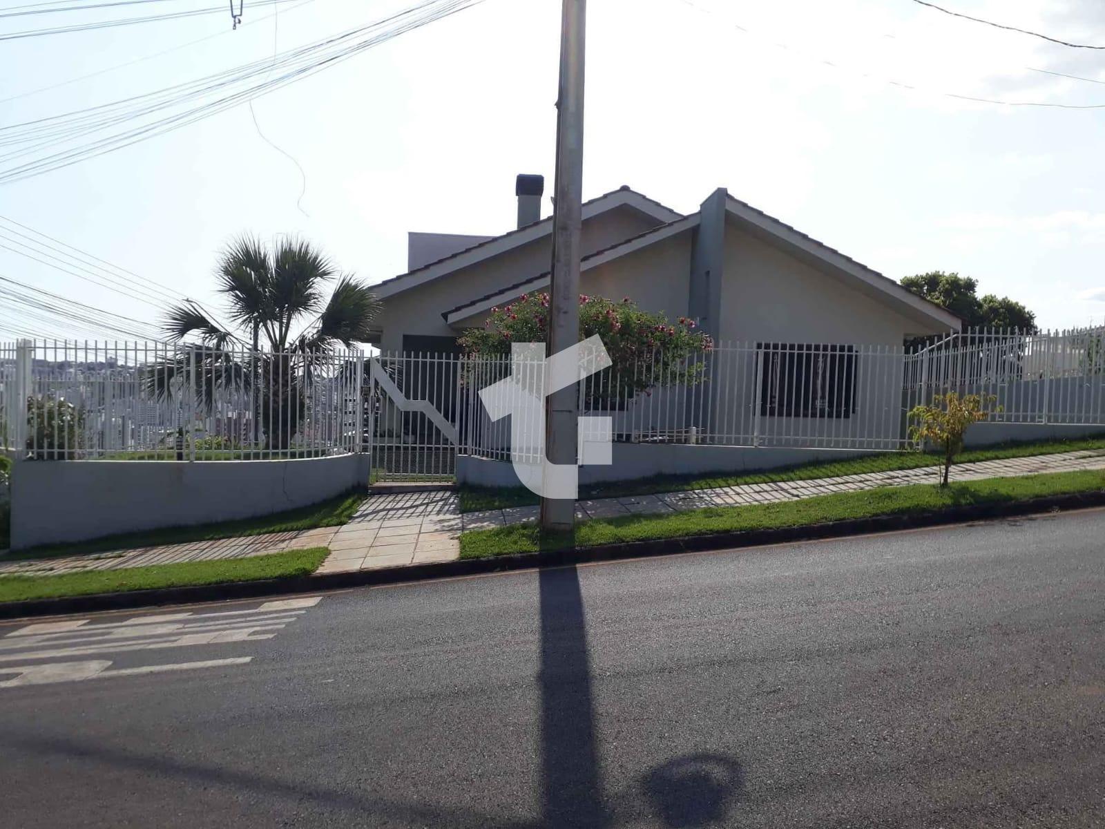 CASA À VENDA, COM 1 SUÍTE E 2 QUARTOS NO CENTRO, PATO BRANCO - PR