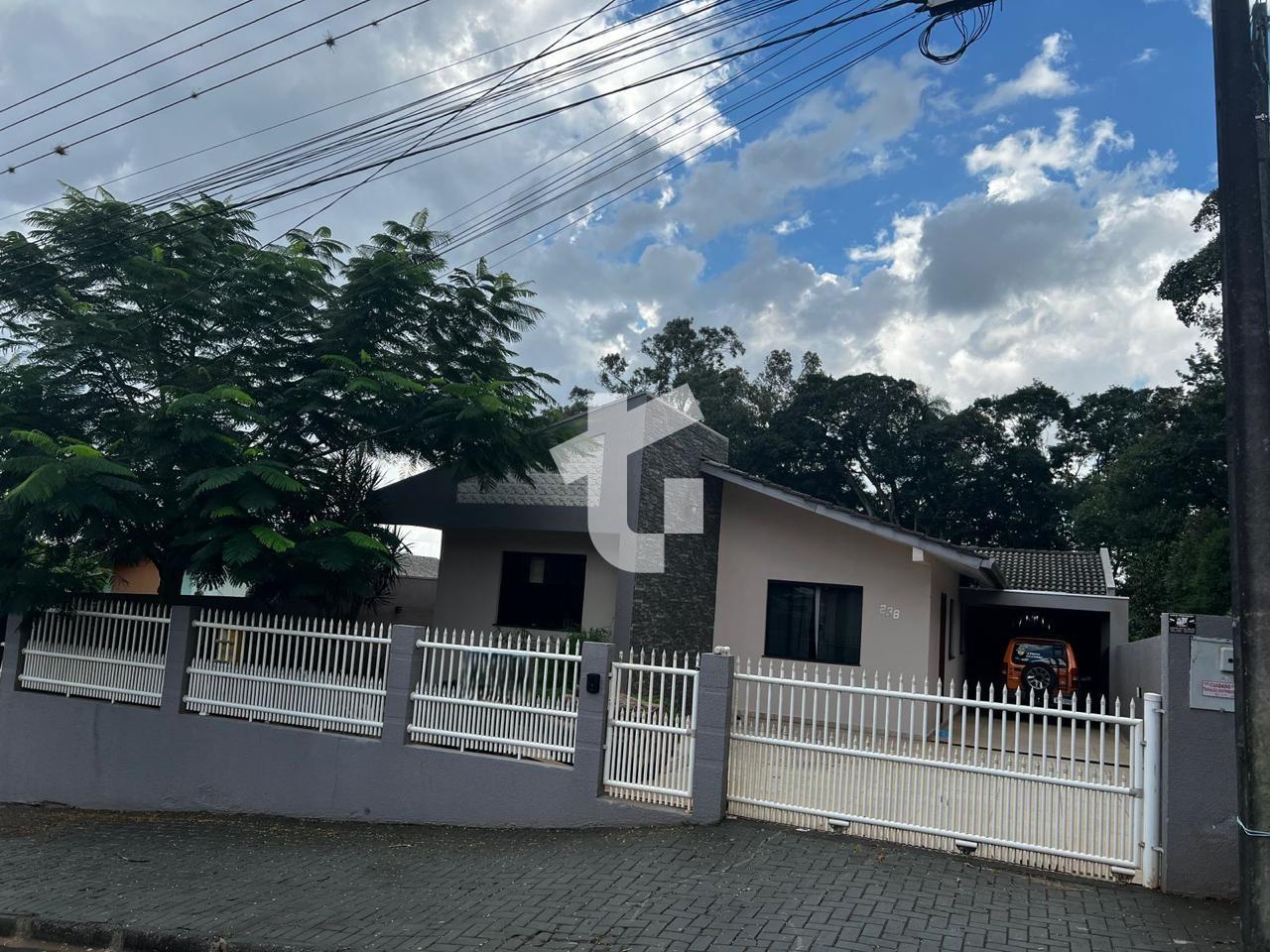 CASA À VENDA COM PISCINA NO BAIRRO ANCHIETA EM PATO BRANCO PR.