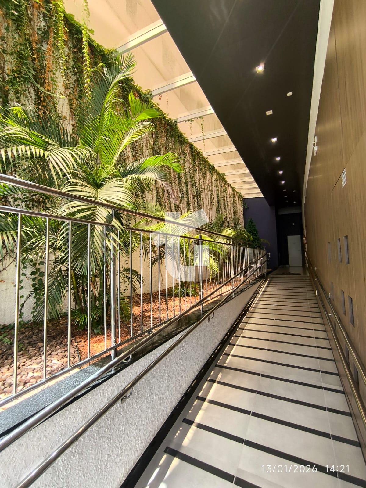 APARTAMENTO SEMIMOBILIADO À VENDA NO ED. AVENIDA CENTRAL, CENT...