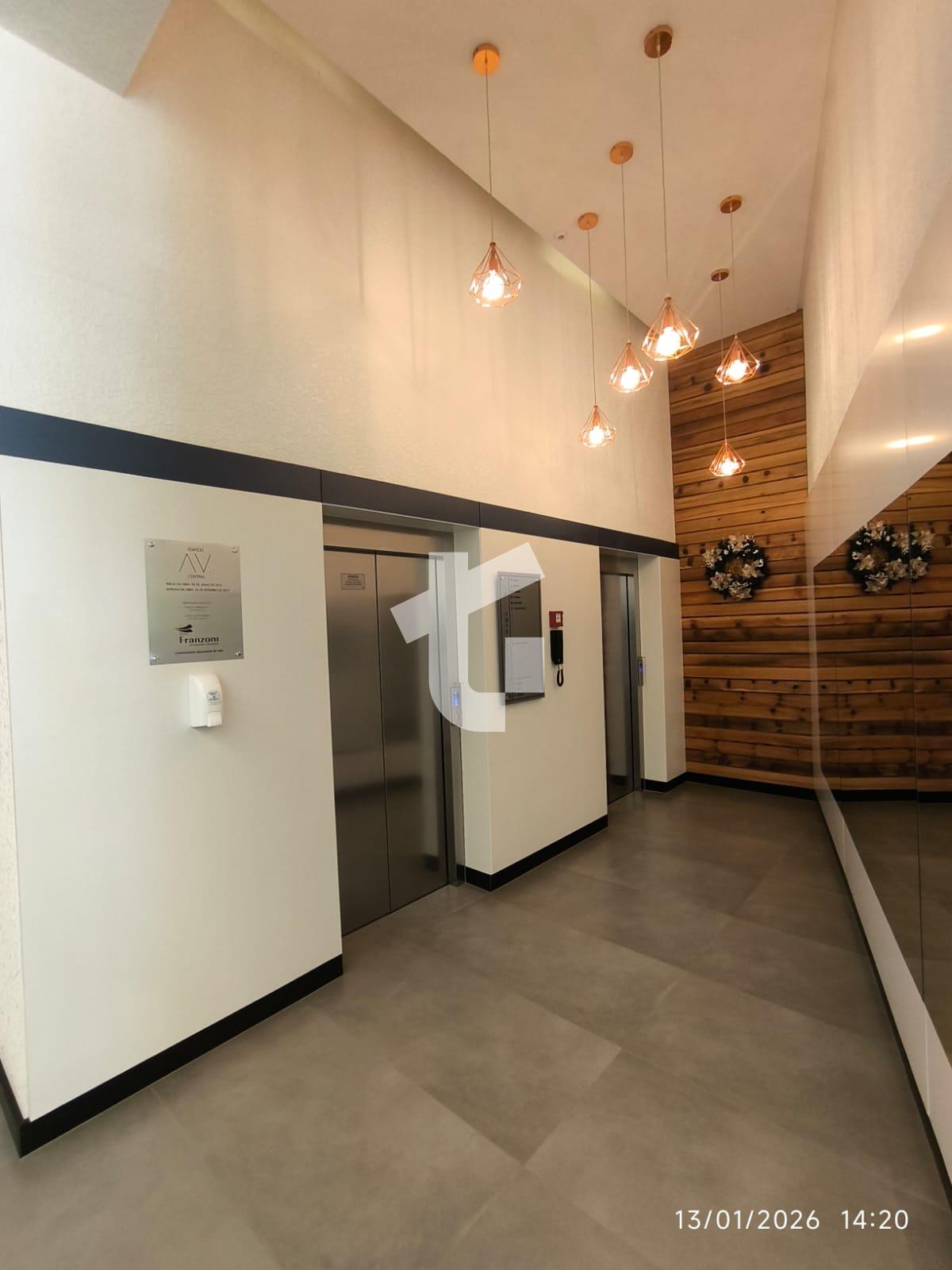 APARTAMENTO SEMIMOBILIADO À VENDA NO ED. AVENIDA CENTRAL, CENT...