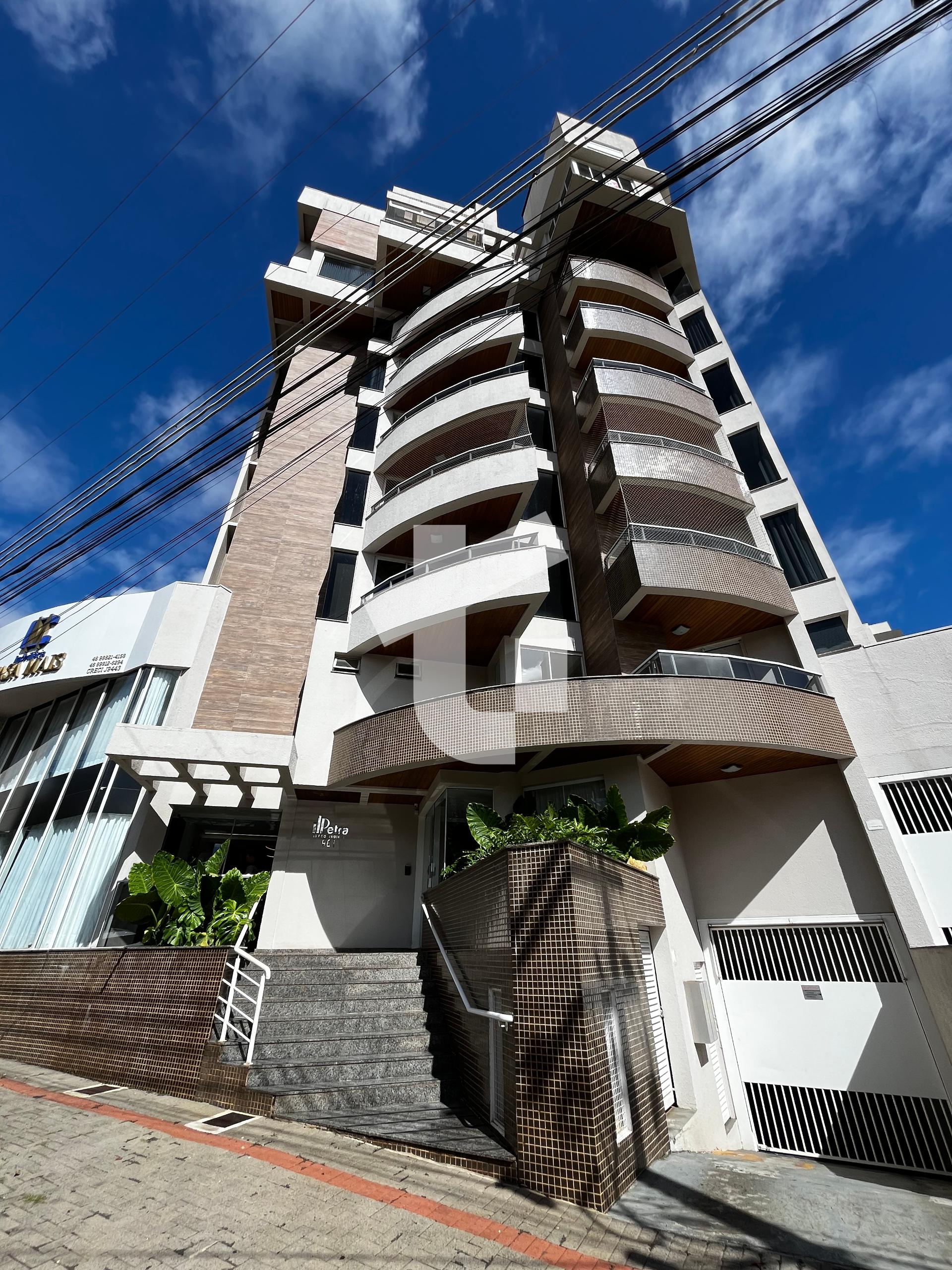 COBERTURA DUPLEX À VENDA NO ED. RESIDENCIAL PETRA, CENTRO, PAT...