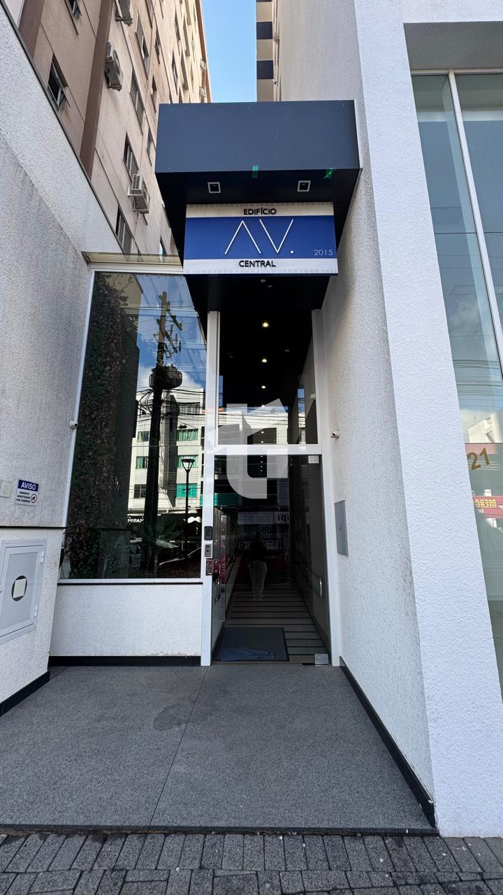 APARTAMENTO SEMIMOBILIADO À VENDA NO ED. AVENIDA CENTRAL, CENT...