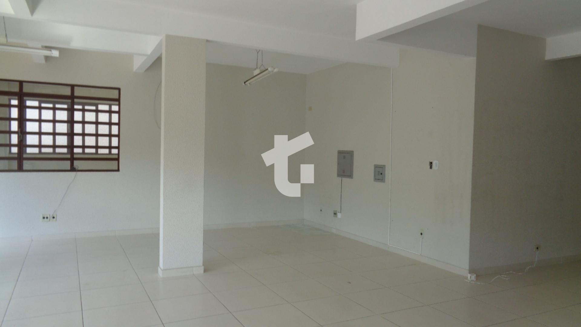 SALA COMERCIAL NA RUA ITACOLOMI, Nº 1741, COM PAVIMENTO TÉRREO...