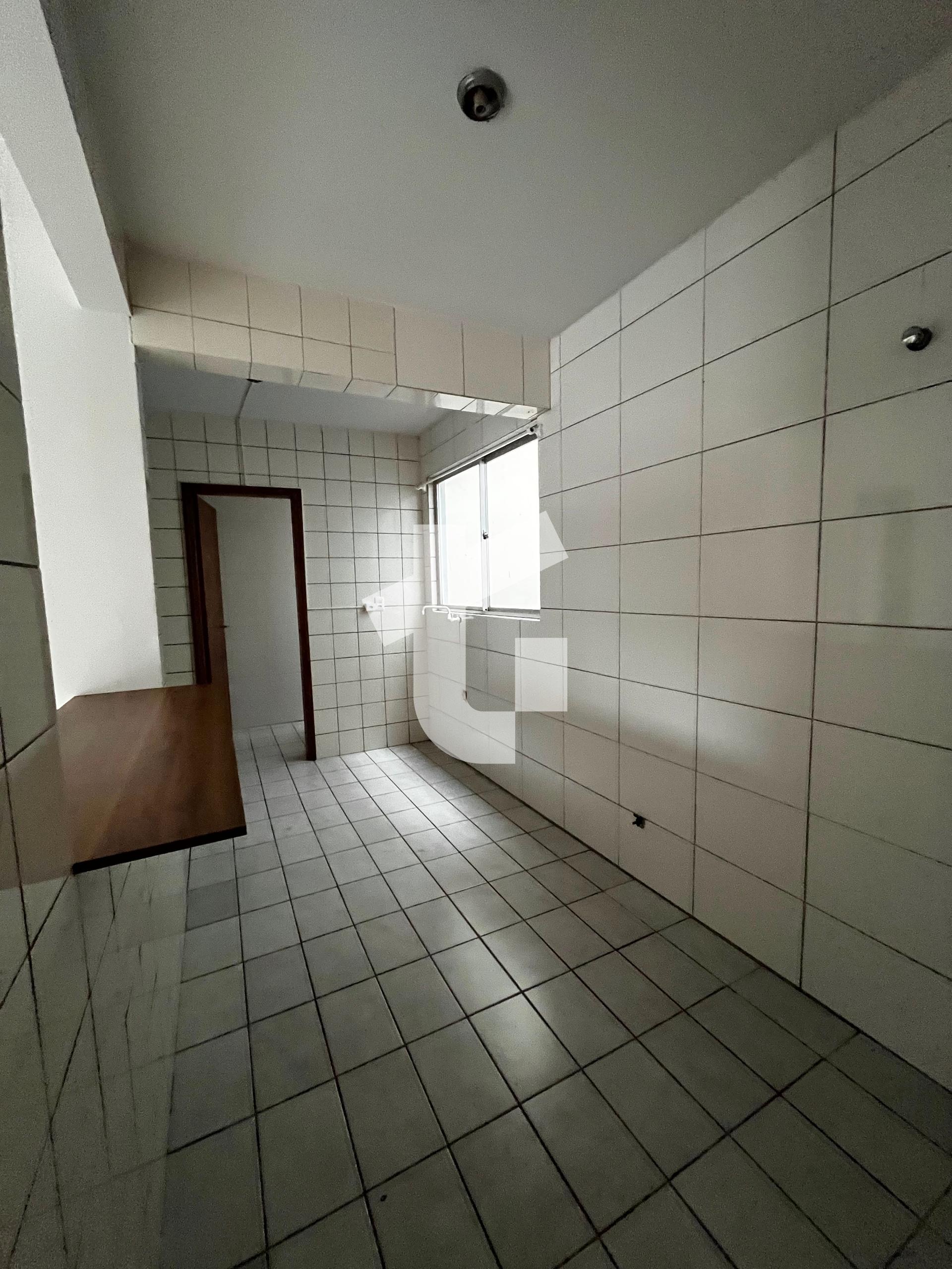APARTAMENTO NO EDIFÍCIO ARAUCÁRIA, RUA AIMORÉ, 910,CENTRO