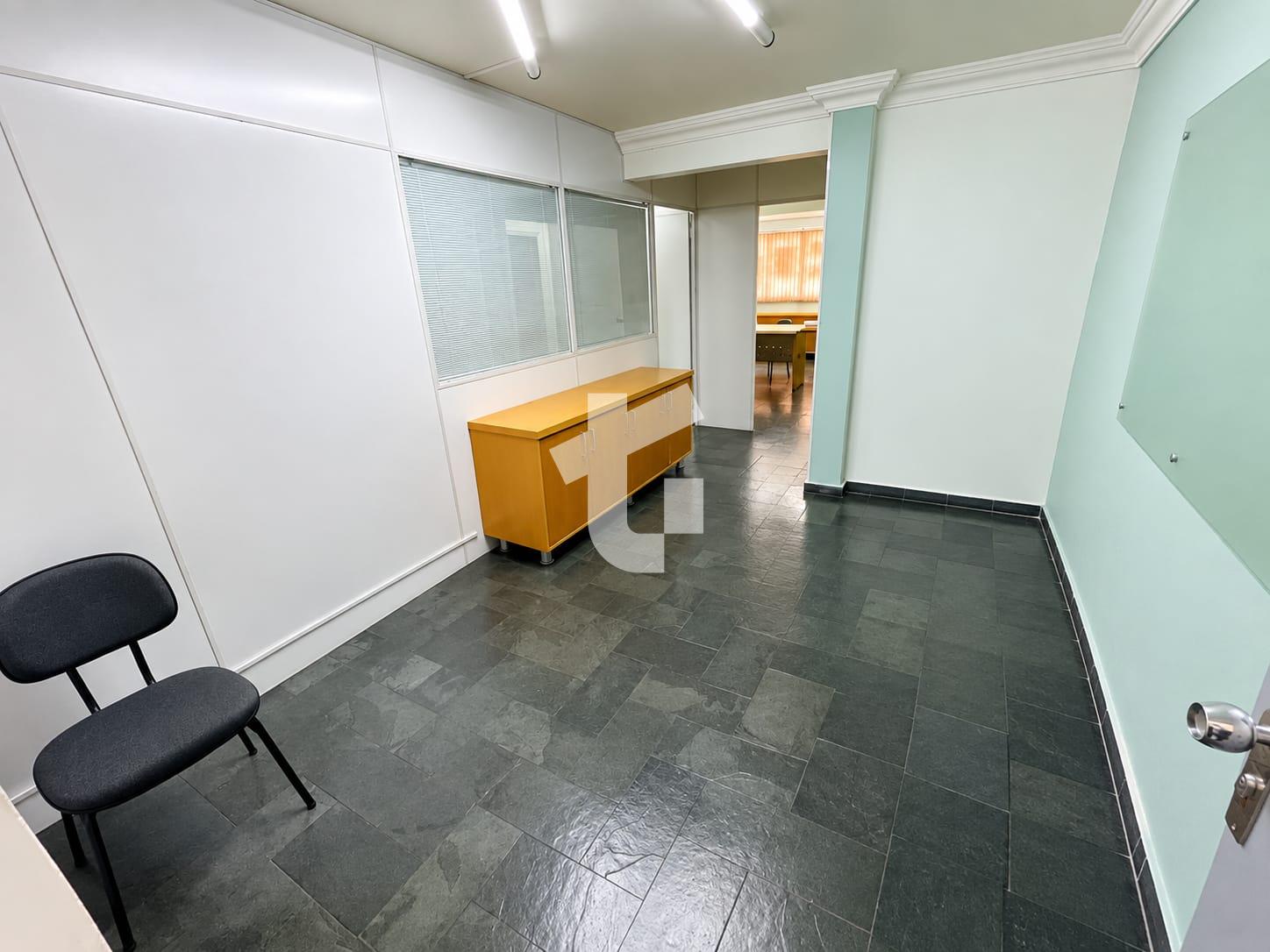SALA COMERCIAL SEMIMOBILIADA DO EDIFICIO COMERCIAL ITÁLIA.