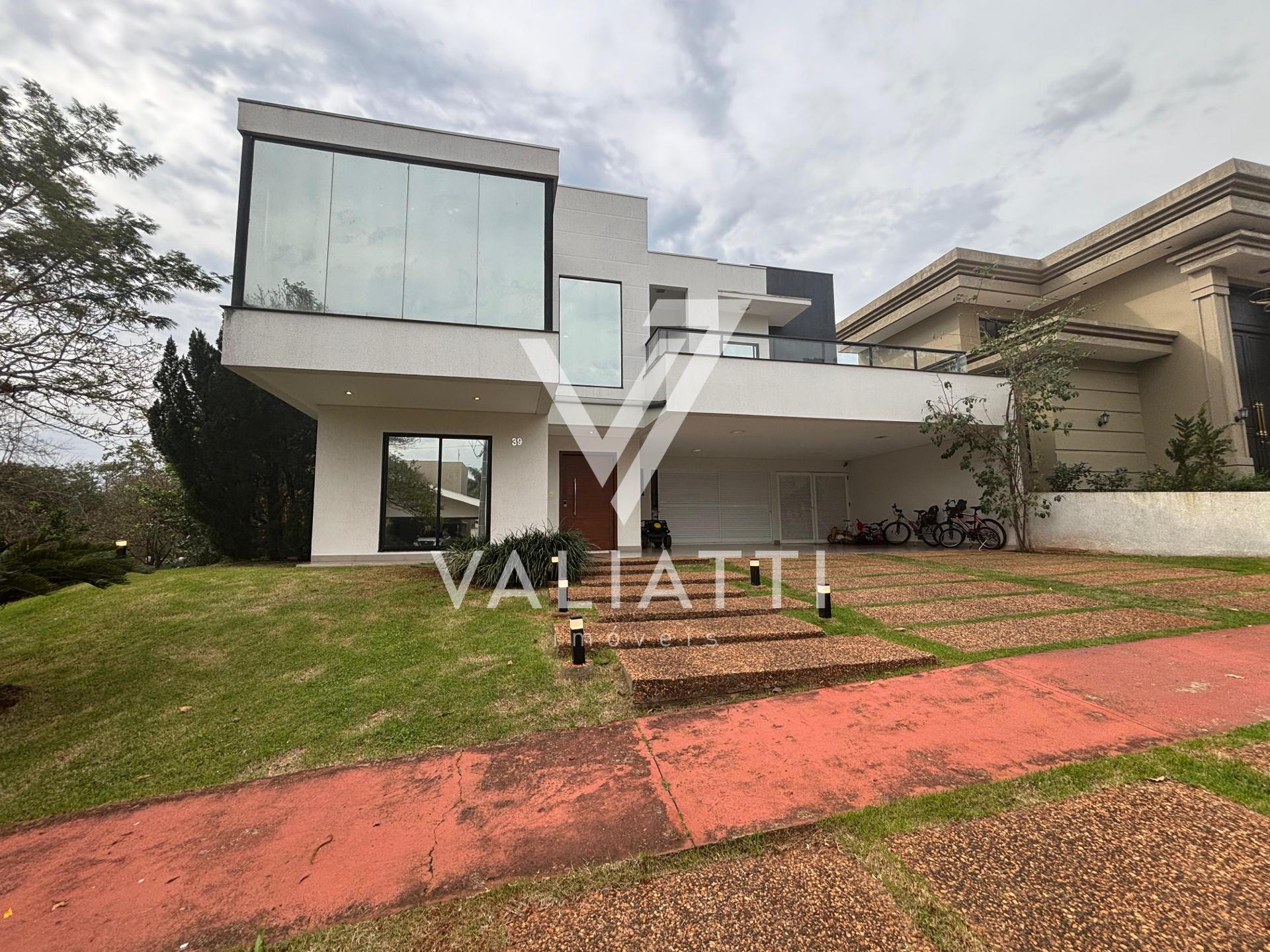 Casa Alto Padrão com 05 Dormitórios sendo 02 Suítes no Condomí...