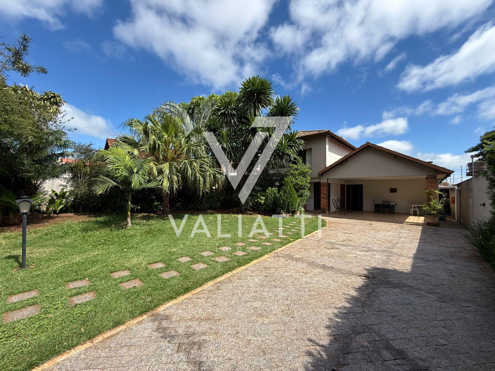 Sobrado com 04 Suítes e Quintal Amplo no Jardim Santa Rosa