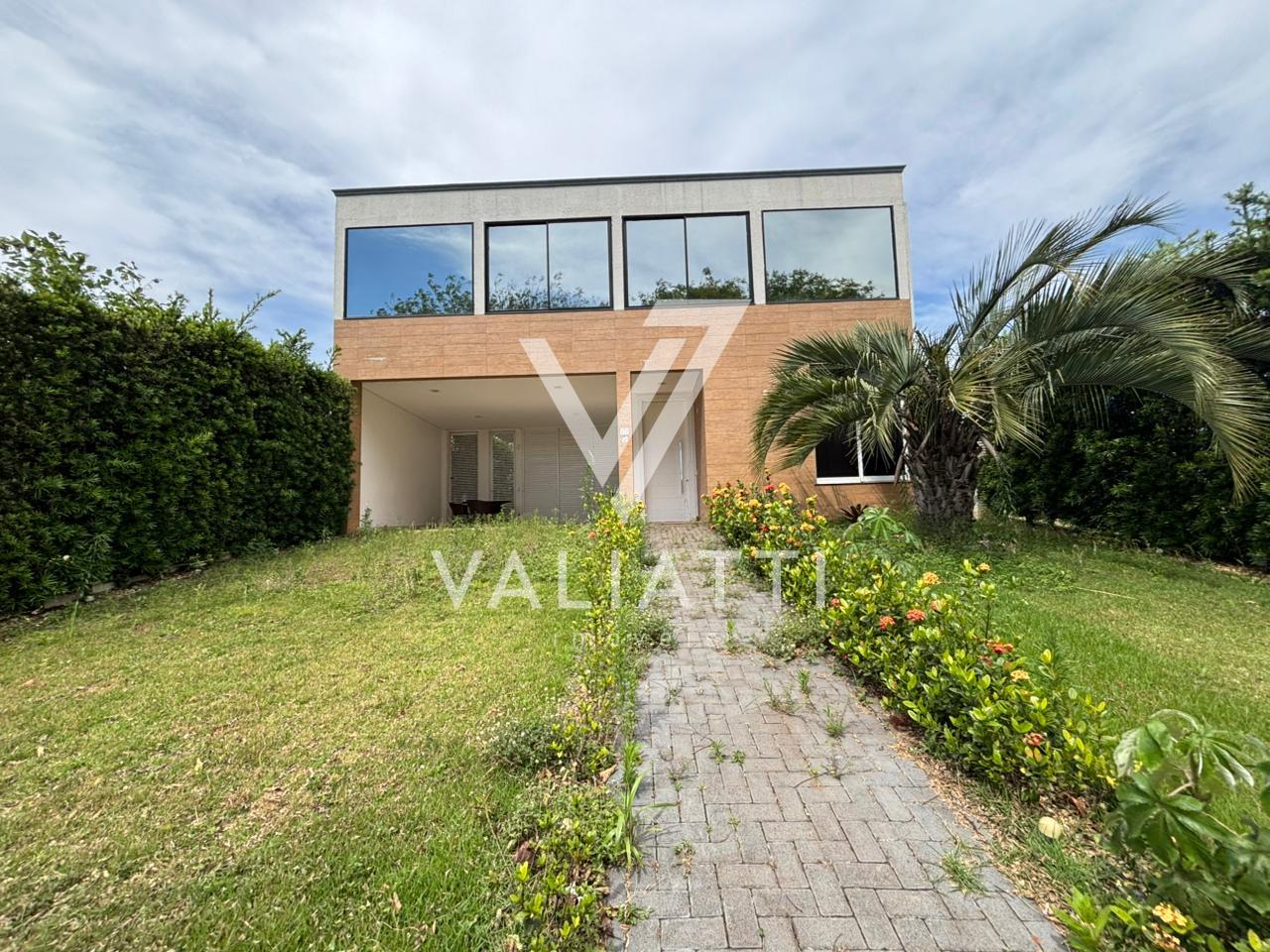 Sobrado com 04 Dormitórios sendo 01 Suíte Master no Condomínio...