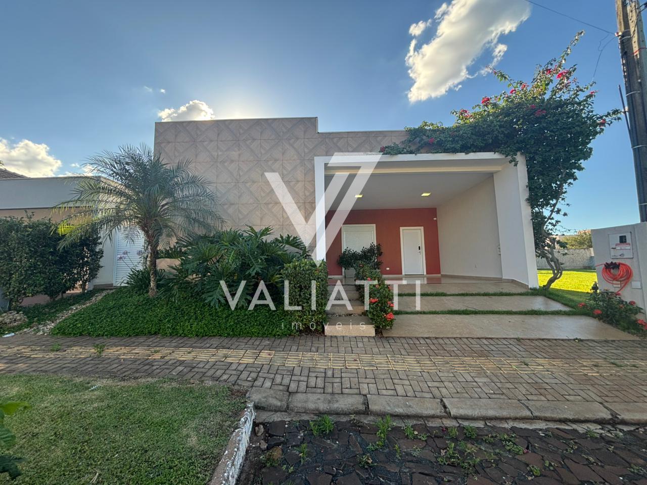 Casa com 03 Dormitórios e Piscina Aquecida no Condomínio Vila ...