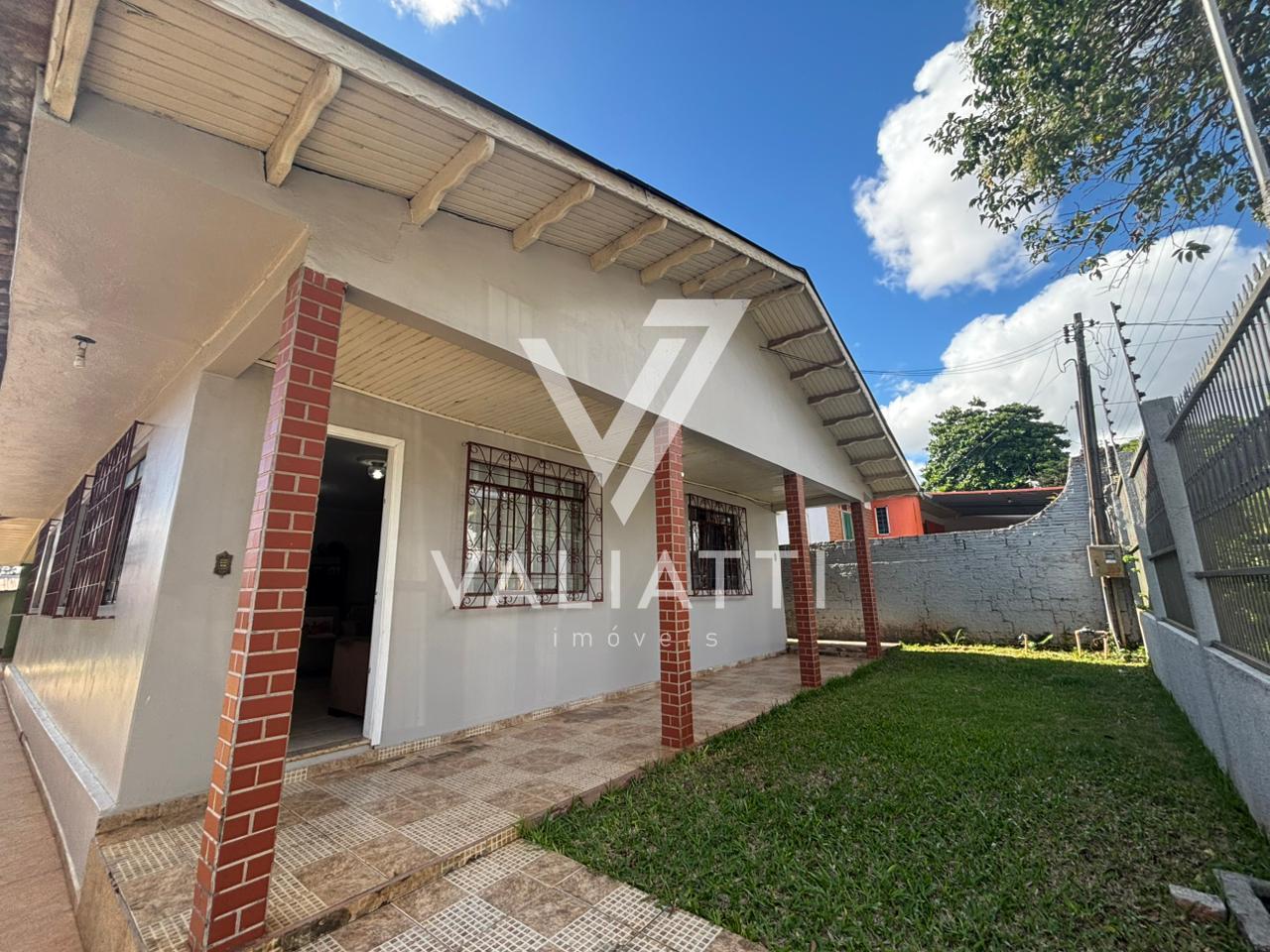 Casa com 03 Dormitórios e Amplo Quintal no Campos do Iguaçu