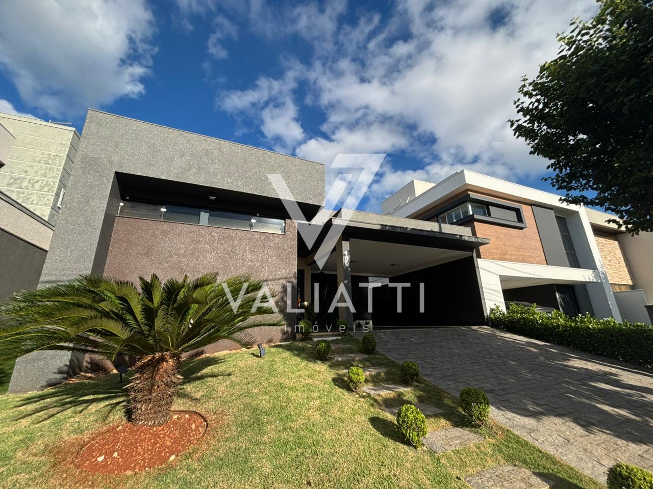 Casa com 03 Dormitórios sendo 01 Suíte e Área Gourmet no Condo...