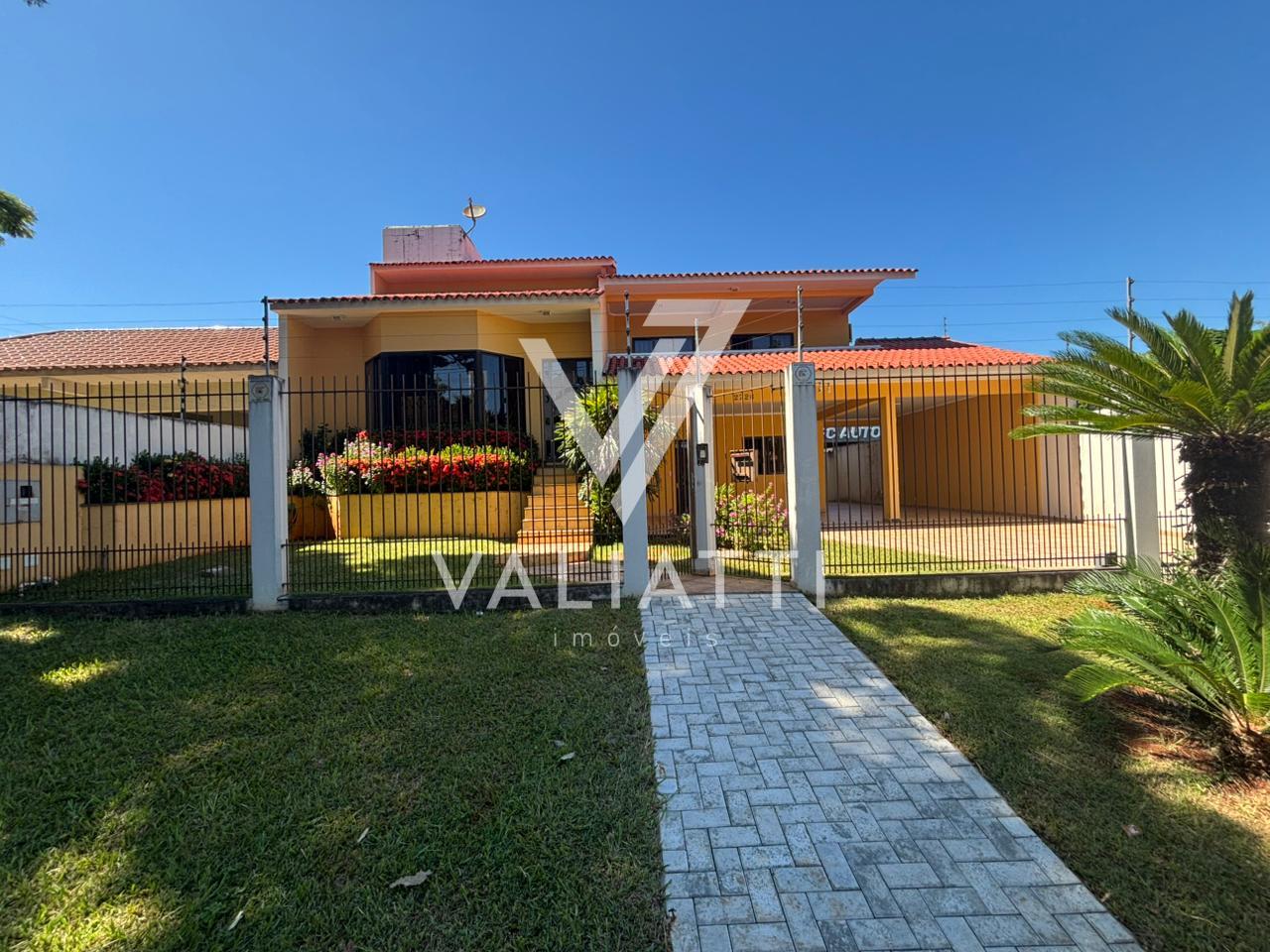 Sobrado com 05 Dormitórios sendo 04 Suítes e Piscina no Jardim...