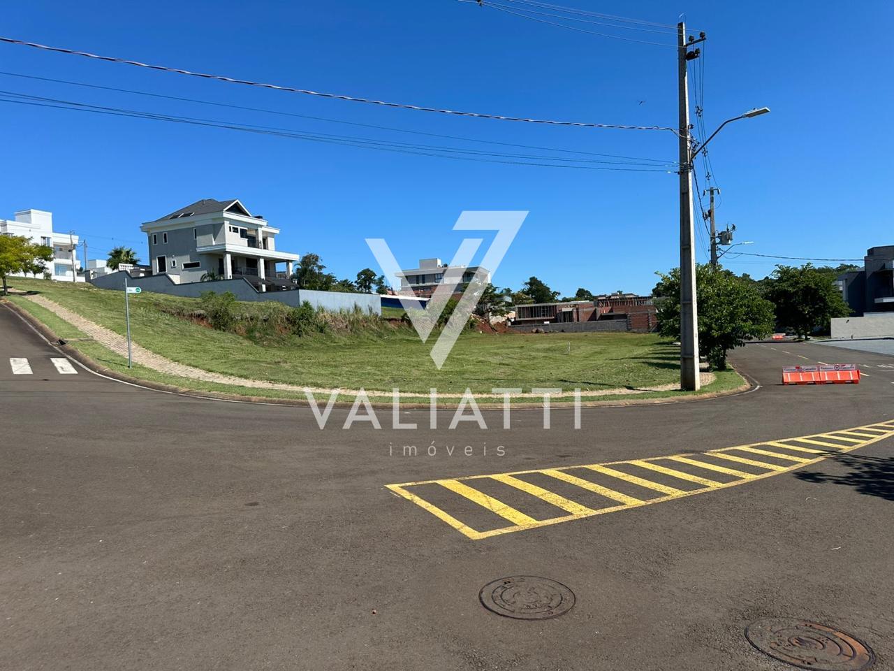 Terreno de esquina com 829,53m no Condomínio Residencial Esmer...
