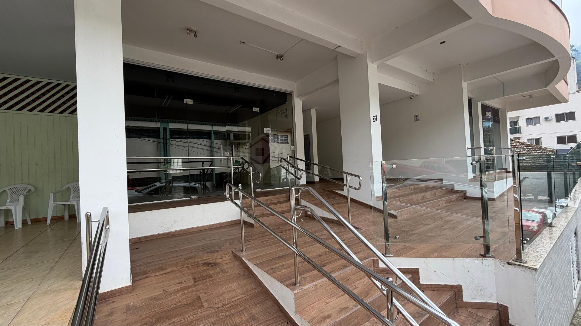 Sala comercial t?rrea com aproximadamente 270m , localizada no...