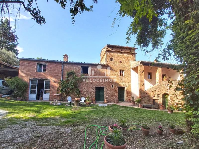 Casarão em estilo Leopoldina com Jardim de 3000 mq em Foiano della Chiana- Arezzo