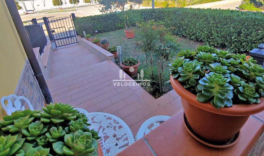 Apartamento Moderno com Jardim Privativo e Entrada Independente
