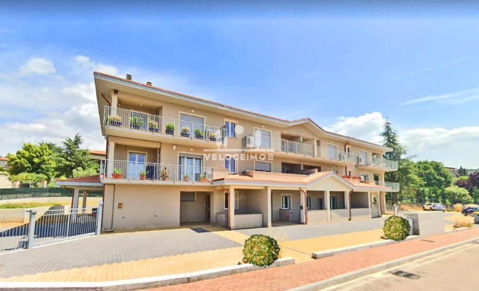 Apartamento térreo com entrada independente, jardim e vaga de estacionamento privativa em Perugia.