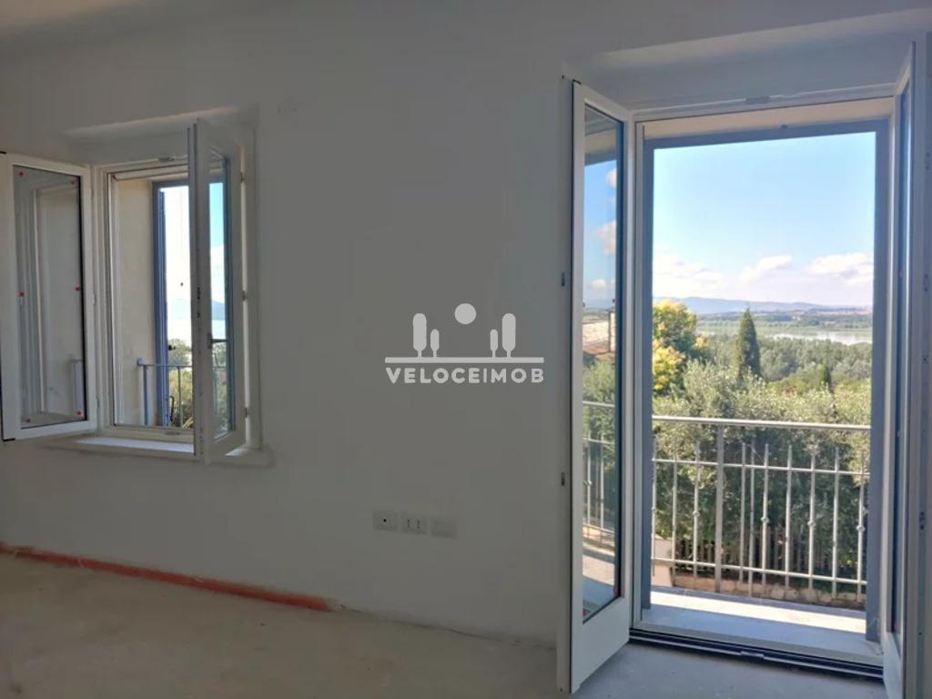 CASA INDEPENDENTE RESTRUTURADA COM VISTA  PARA O LAGO