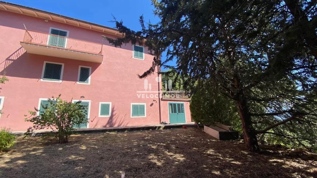 CASA COM 1 HECTARE DE JARDIM EM GROSSETO-TOSCANA