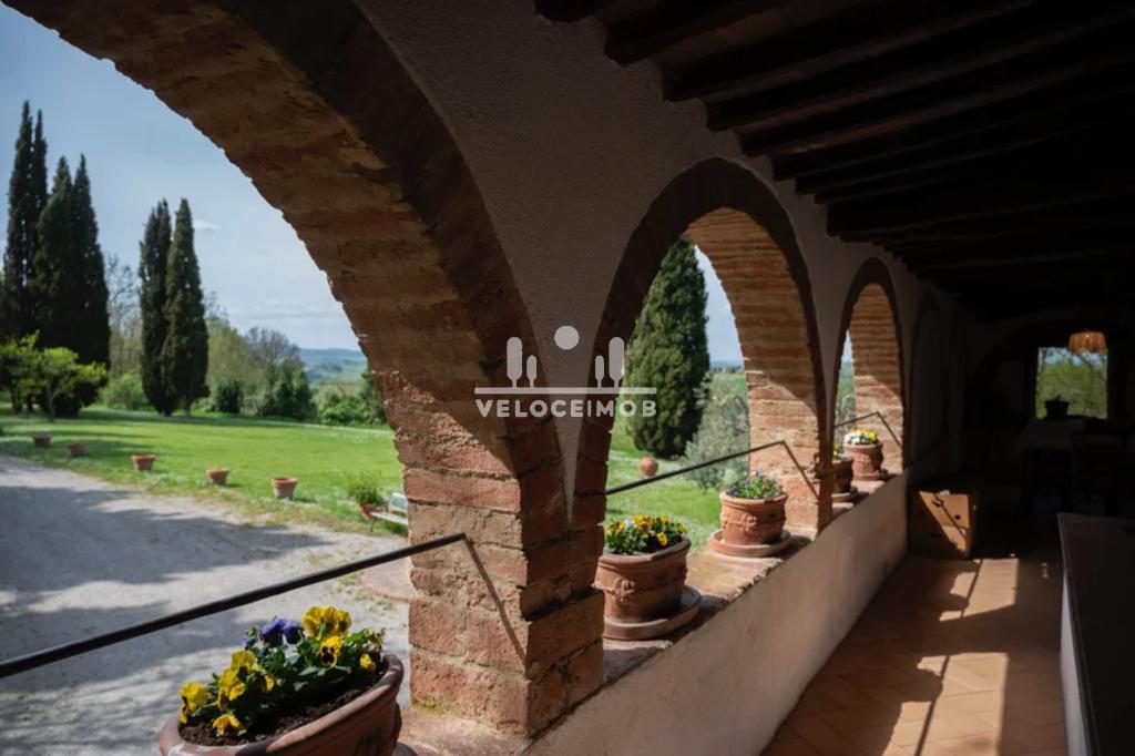 CASARÃO COM ANEXO E TERRENO NA PROVINCIA DE SIENA