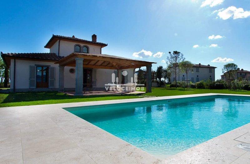 Belíssimo Casarão Pronto para morar com Jardim de 3000 mts em Cortona  Arezzo 