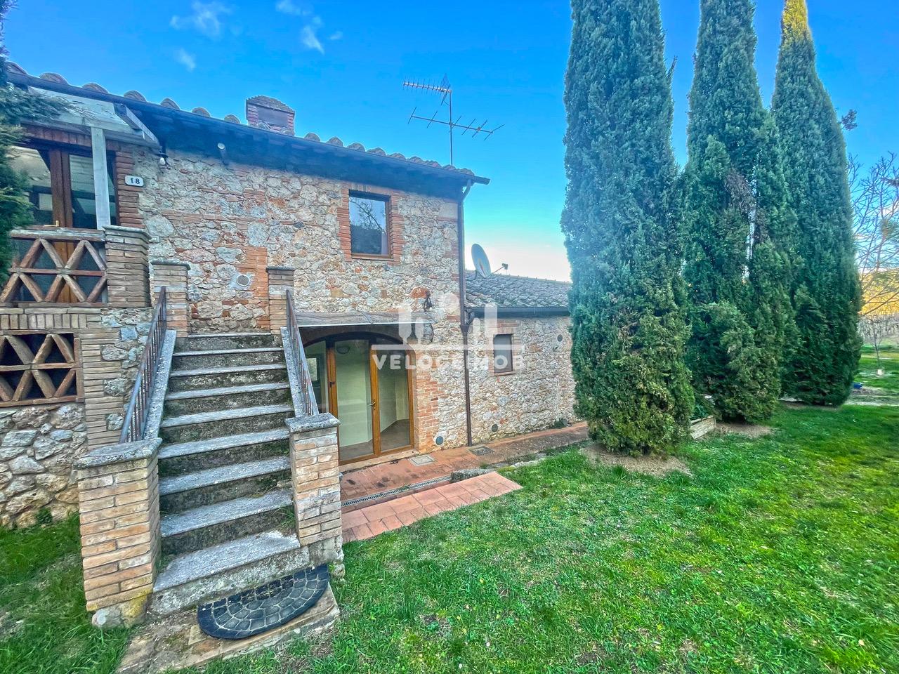 Casa com 2 apartamentos independentes à venda em Monteriggioni, região de Siena  Itália