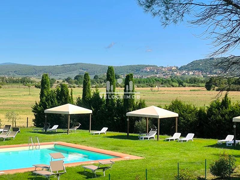 Charmosa Porção de Casarão Toscano com Jardim Privativo e Piscina nas colinas das Crete Senesi