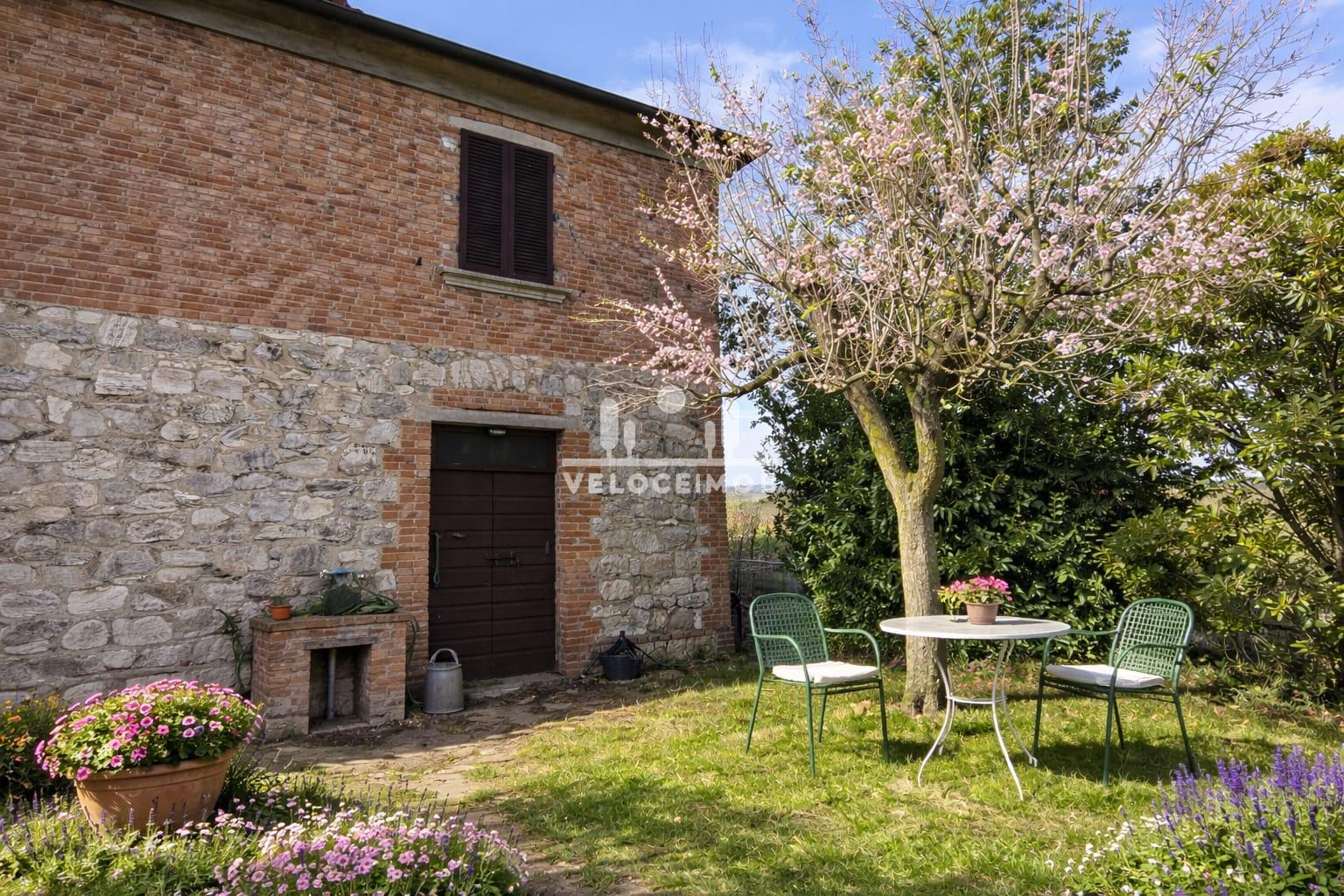 Oportunidade de Investimento na Toscana  Casarão Autêntico com 1,29 Hectares