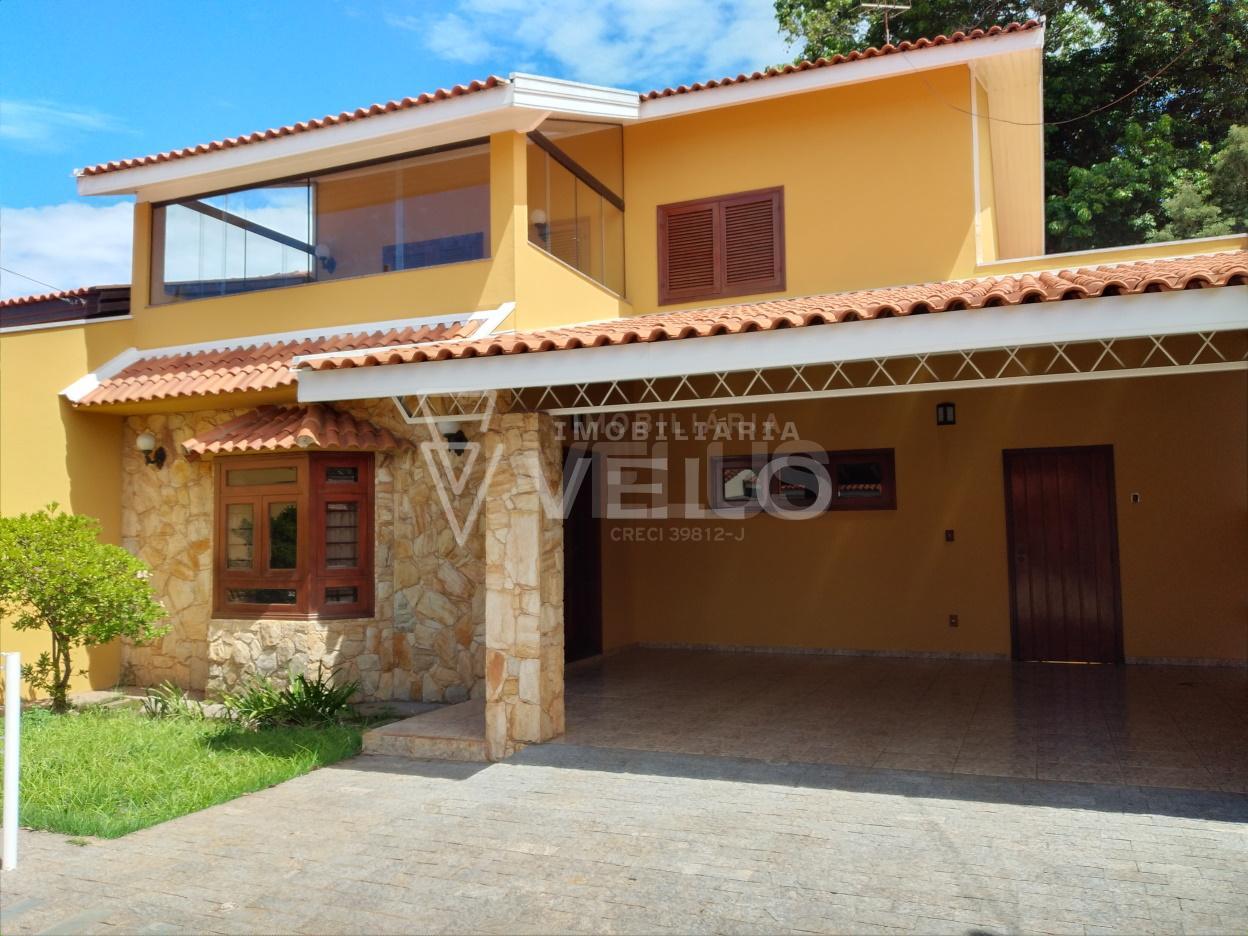 CASA COM 3 DORMITÓRIOS  1 SUÍTE ,  CONDOMÍNIO FECHADO BEM LOCALIZADO